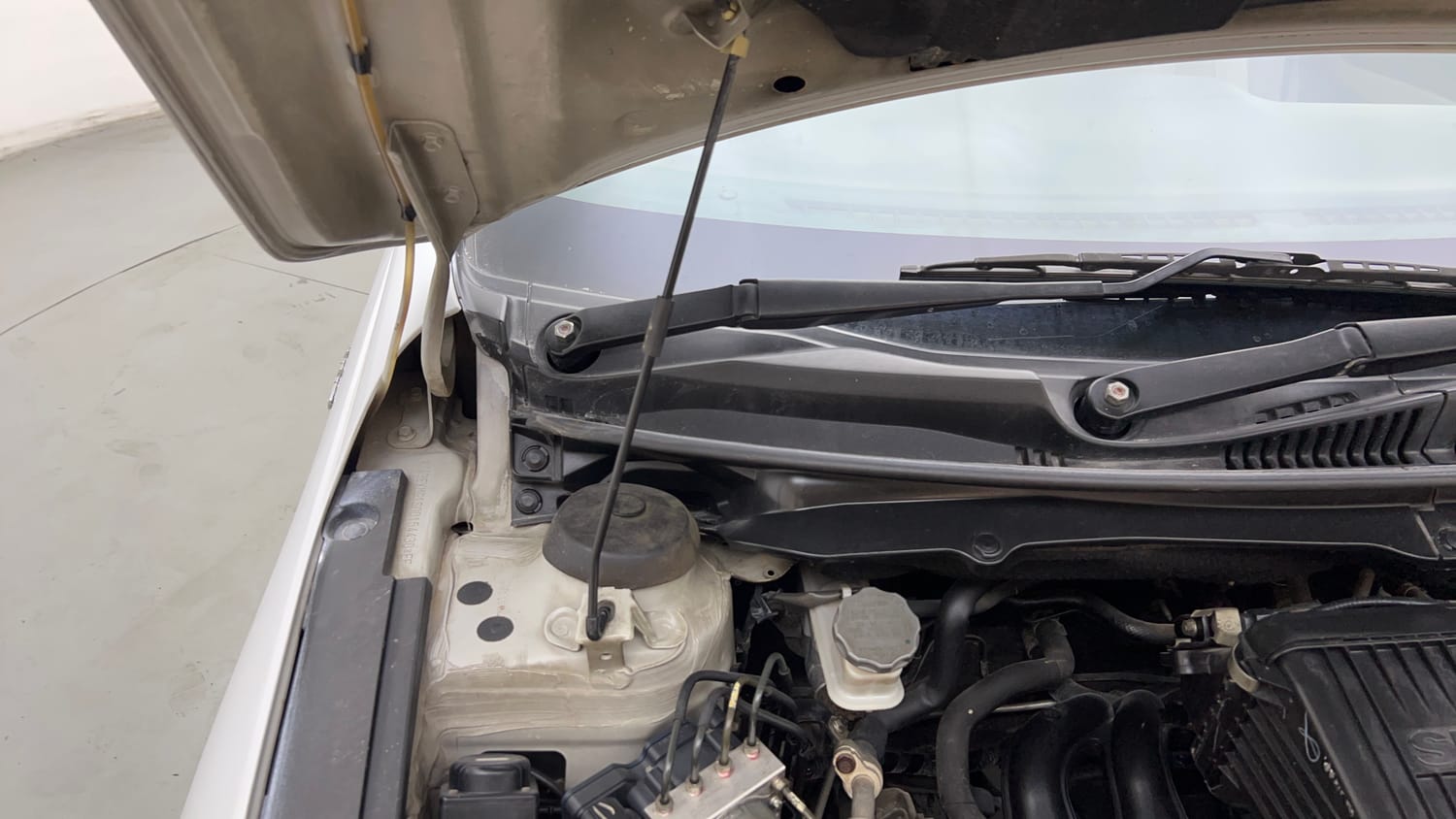 Used 2015 Maruti Suzuki Ciaz ZXI+ Petrol Manual engine ENGINE RIGHT SIDE HINGE & APRON VIEW