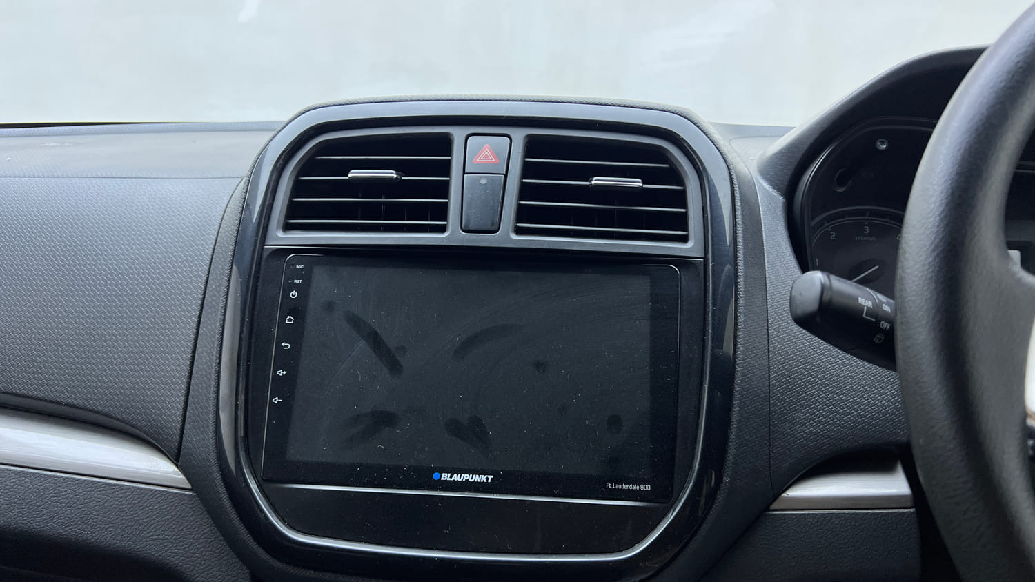 Used 2016 Maruti Suzuki Vitara Brezza [2016-2020] ZDi Diesel Manual top_features Integrated (in-dash) music system