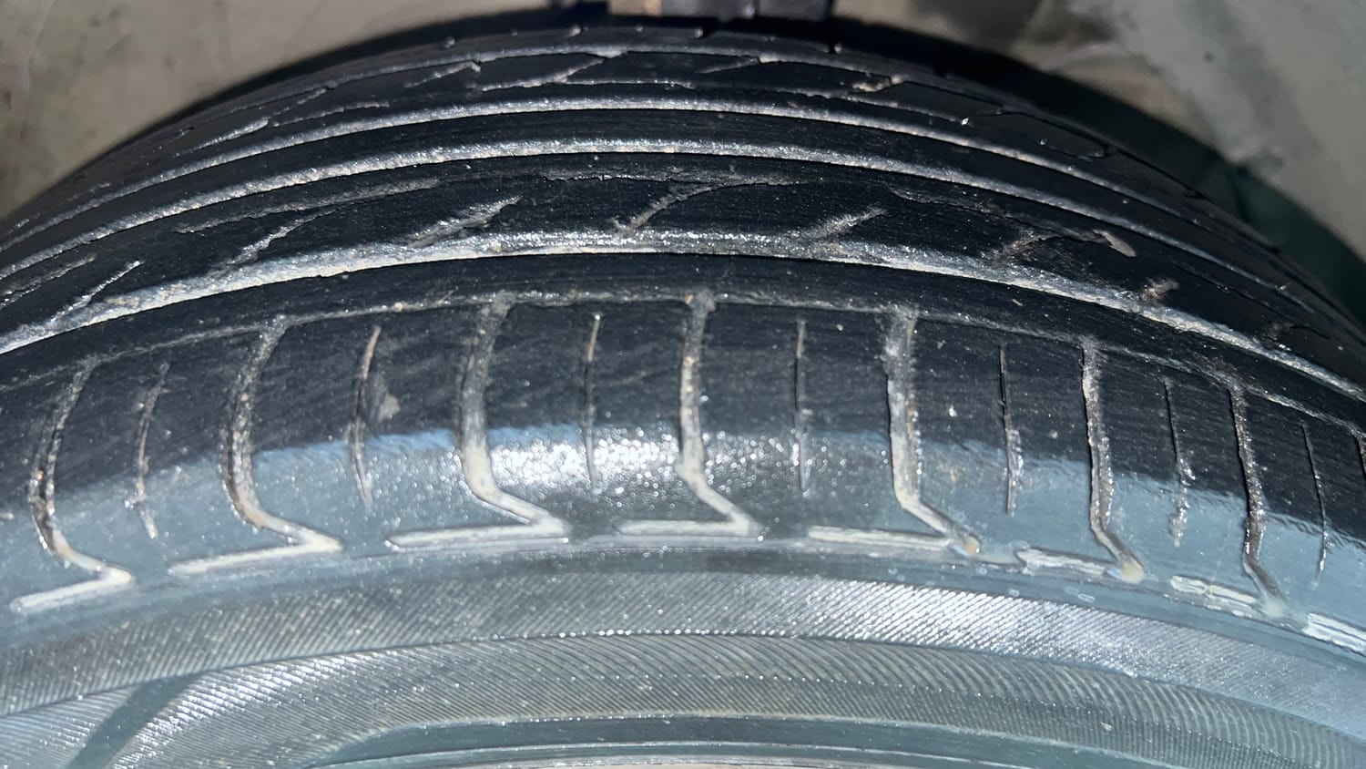 Used 2018 Maruti Suzuki Swift ZXi AMT Petrol Automatic tyres RIGHT FRONT TYRE TREAD VIEW