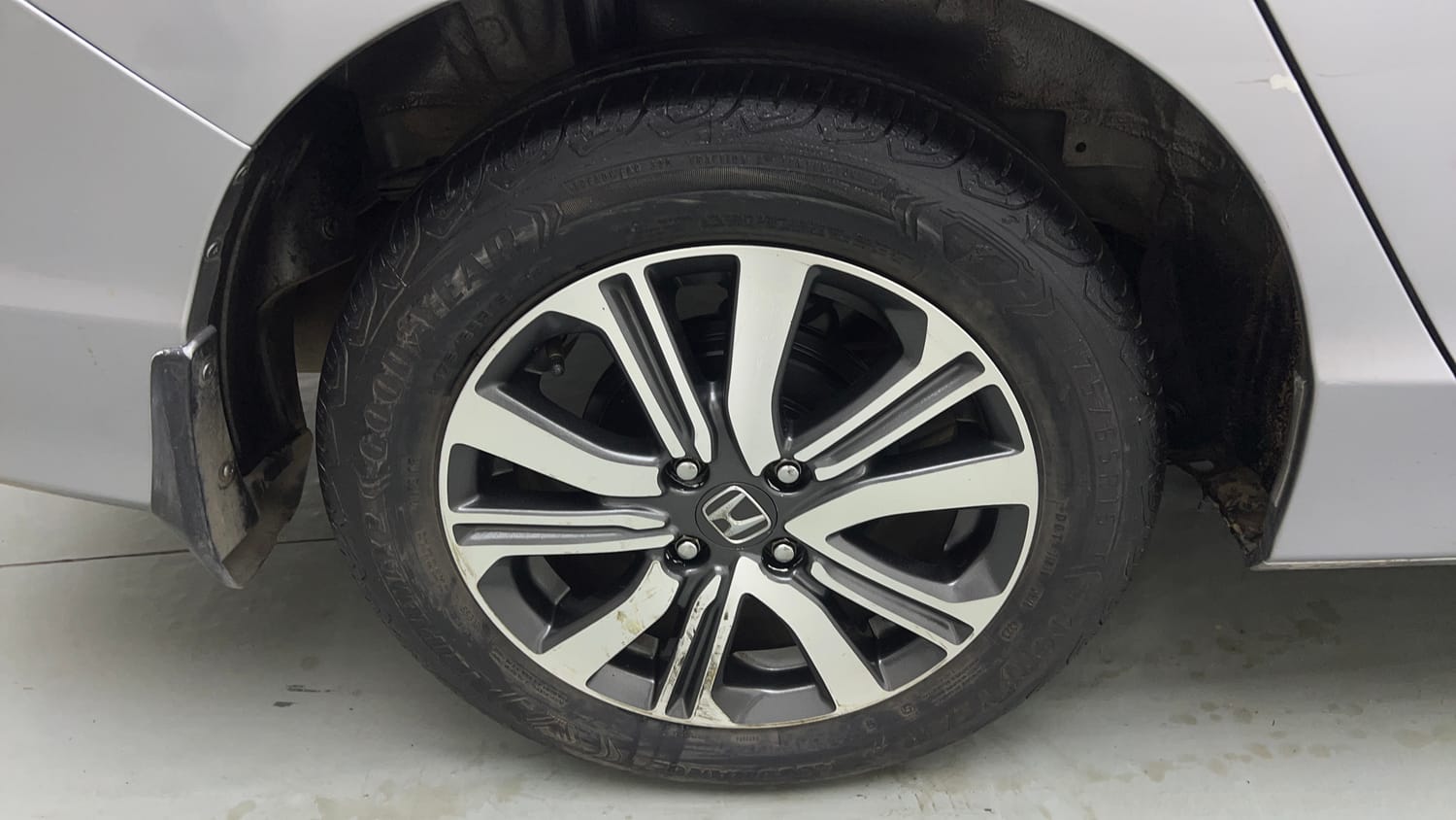 Used 2019 Honda City V Petrol Petrol Manual tyres RIGHT REAR TYRE RIM VIEW