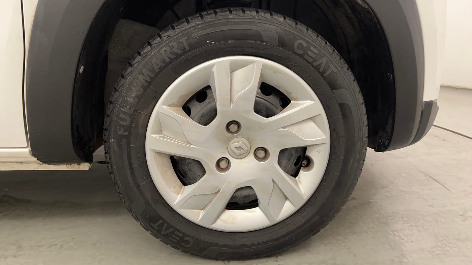 Used 2024 Renault Kwid RXT 1.0 Petrol Manual tyres RIGHT FRONT TYRE RIM VIEW