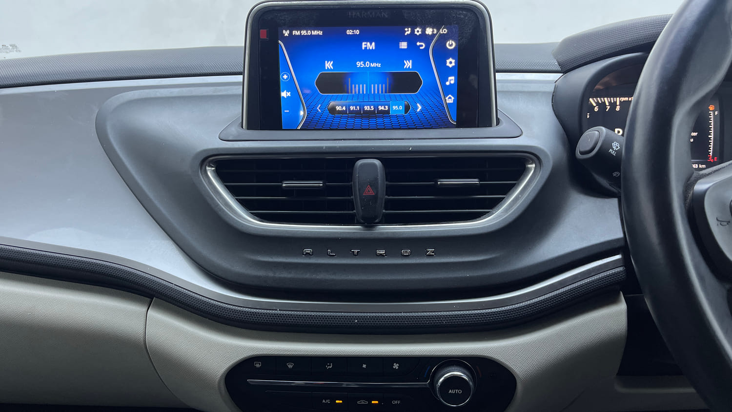 Used 2022 Tata Altroz XZA Petrol Petrol Automatic interior MUSIC SYSTEM & AC CONTROL VIEW