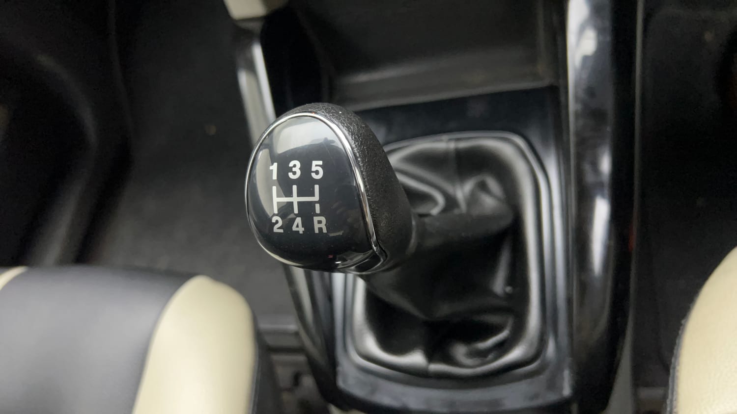 Used 2014 Ford EcoSport Titanium 1.5 Ti-VCT Petrol Manual interior GEAR  KNOB VIEW