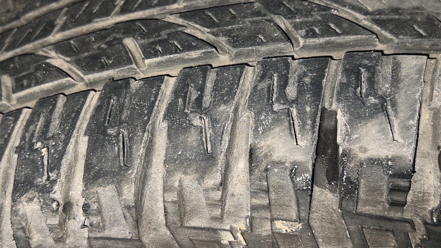 Used 2016 Mahindra XUV500 W4 Diesel Manual tyres RIGHT FRONT TYRE TREAD VIEW
