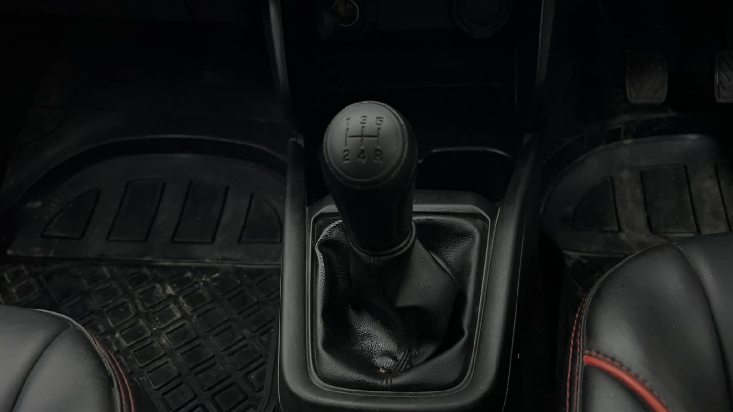 Used 2024 Maruti Suzuki Swift LXi Petrol Manual interior GEAR  KNOB VIEW