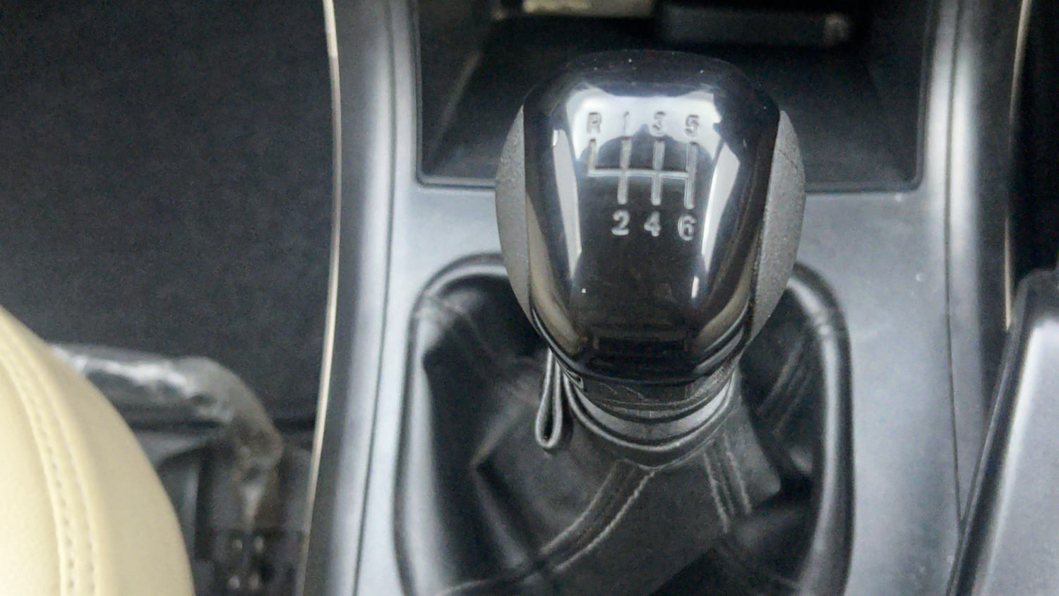 Used 2016 Mahindra XUV500 W4 Diesel Manual interior GEAR  KNOB VIEW