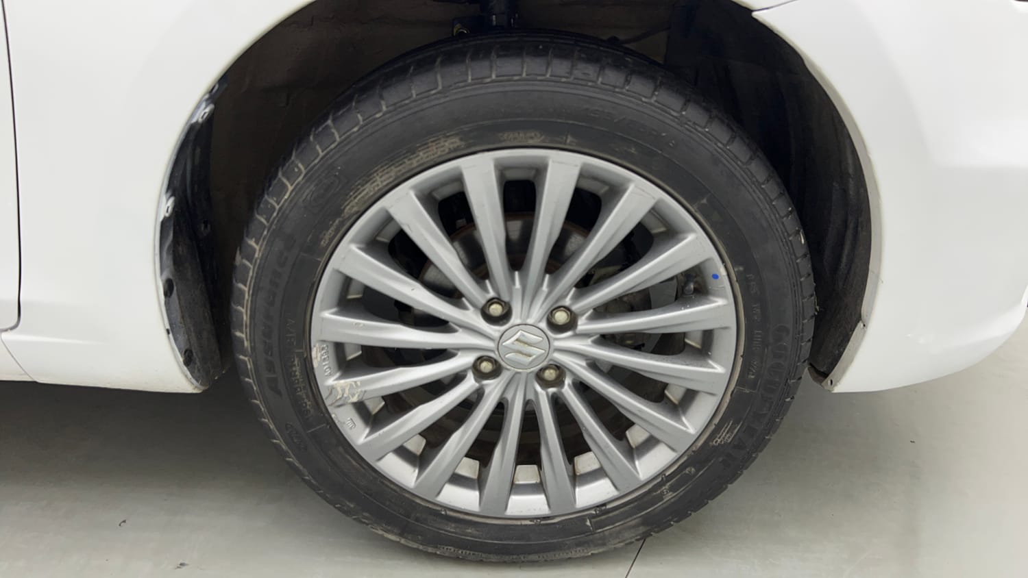Used 2015 Maruti Suzuki Ciaz ZXI+ Petrol Manual tyres RIGHT FRONT TYRE RIM VIEW