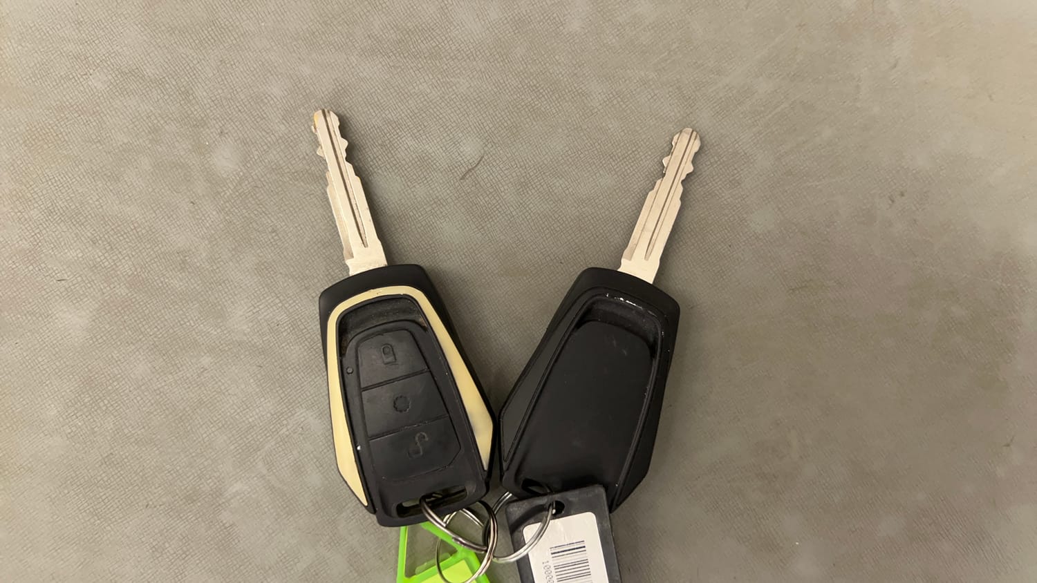 Used 2016 Mahindra KUV100 K6 6 STR Petrol Manual extra CAR KEY VIEW