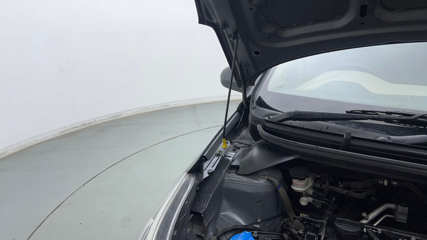 Used 2018 Hyundai Elite i20 Magna Executive 1.2 Petrol Manual engine ENGINE RIGHT SIDE HINGE & APRON VIEW
