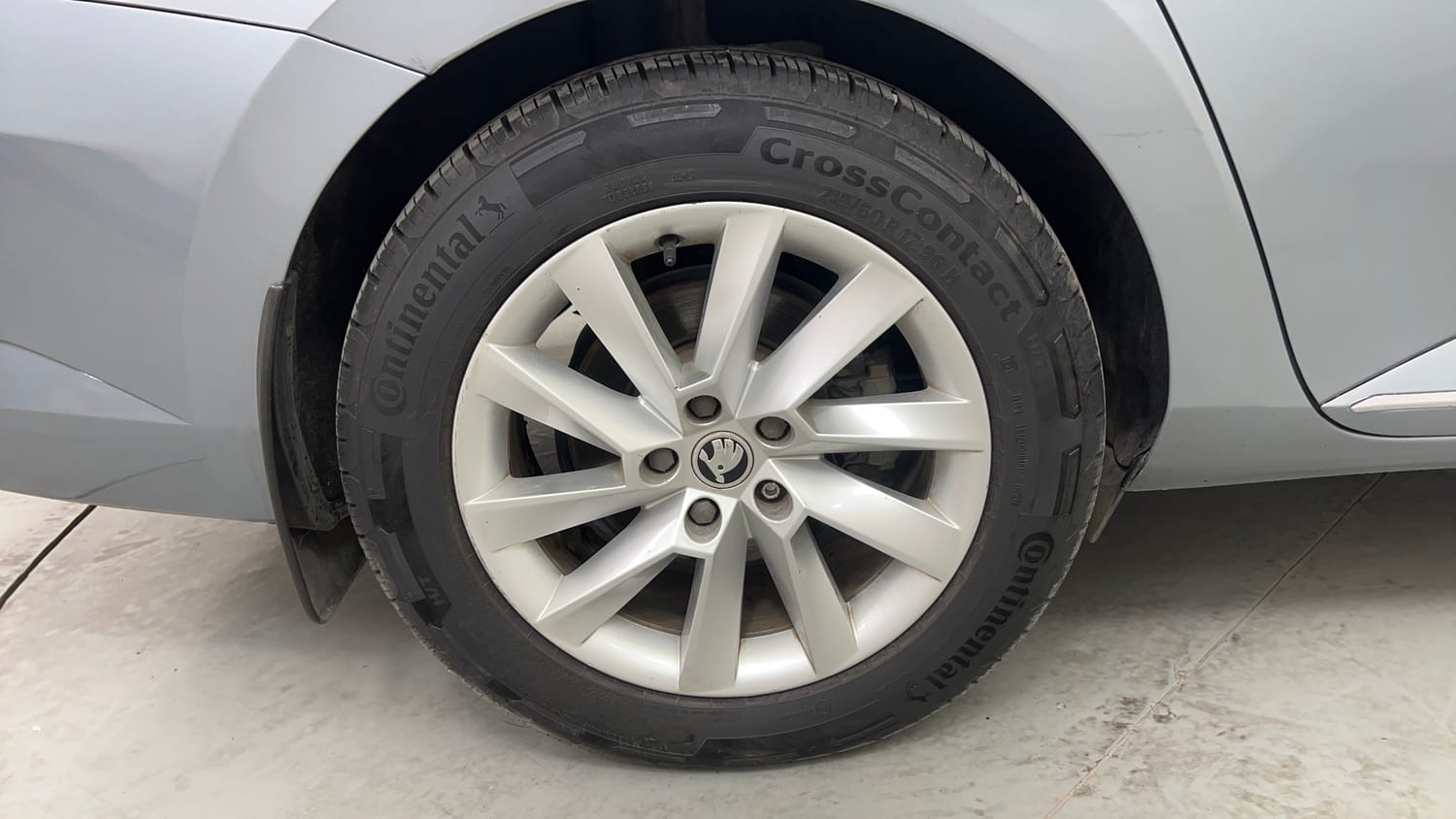 Used 2019 Skoda Superb L&K TDI AT Diesel Automatic tyres RIGHT REAR TYRE RIM VIEW
