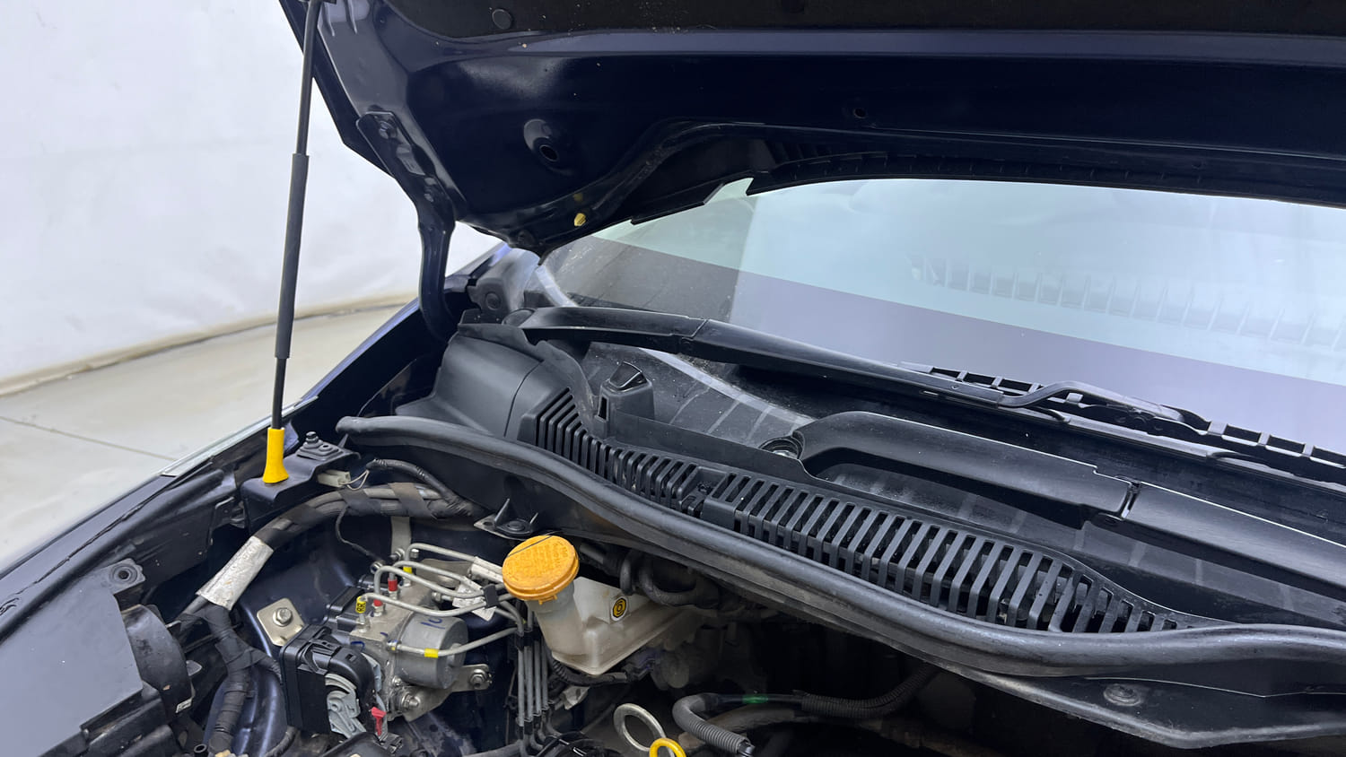 Used 2022 Tata Altroz XZA Petrol Petrol Automatic engine ENGINE RIGHT SIDE HINGE & APRON VIEW