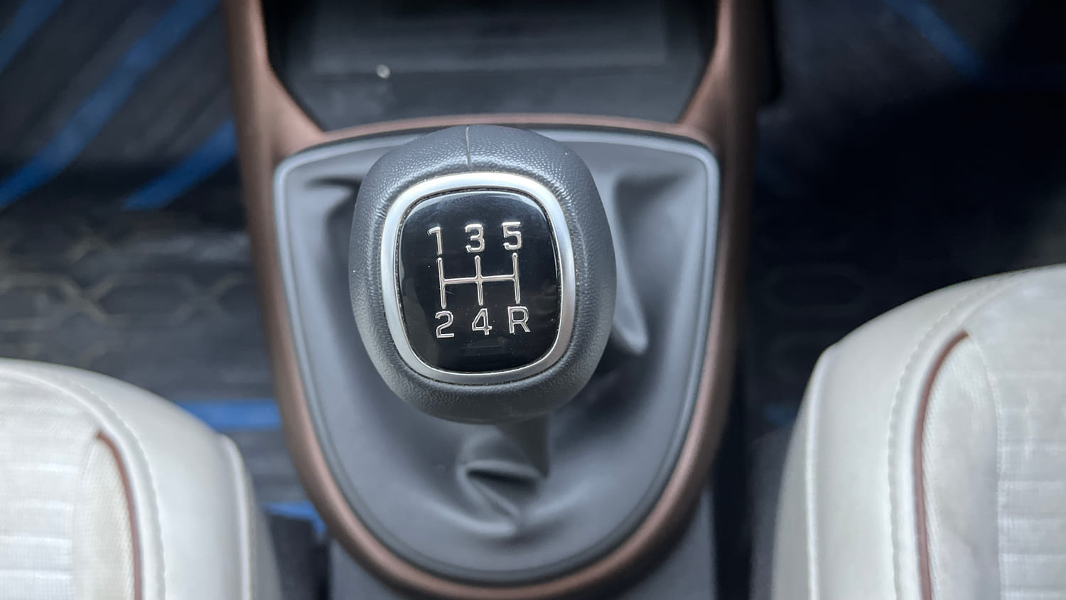 Used 2024 Hyundai Aura SX 1.2 (O) Petrol Petrol Manual interior GEAR  KNOB VIEW