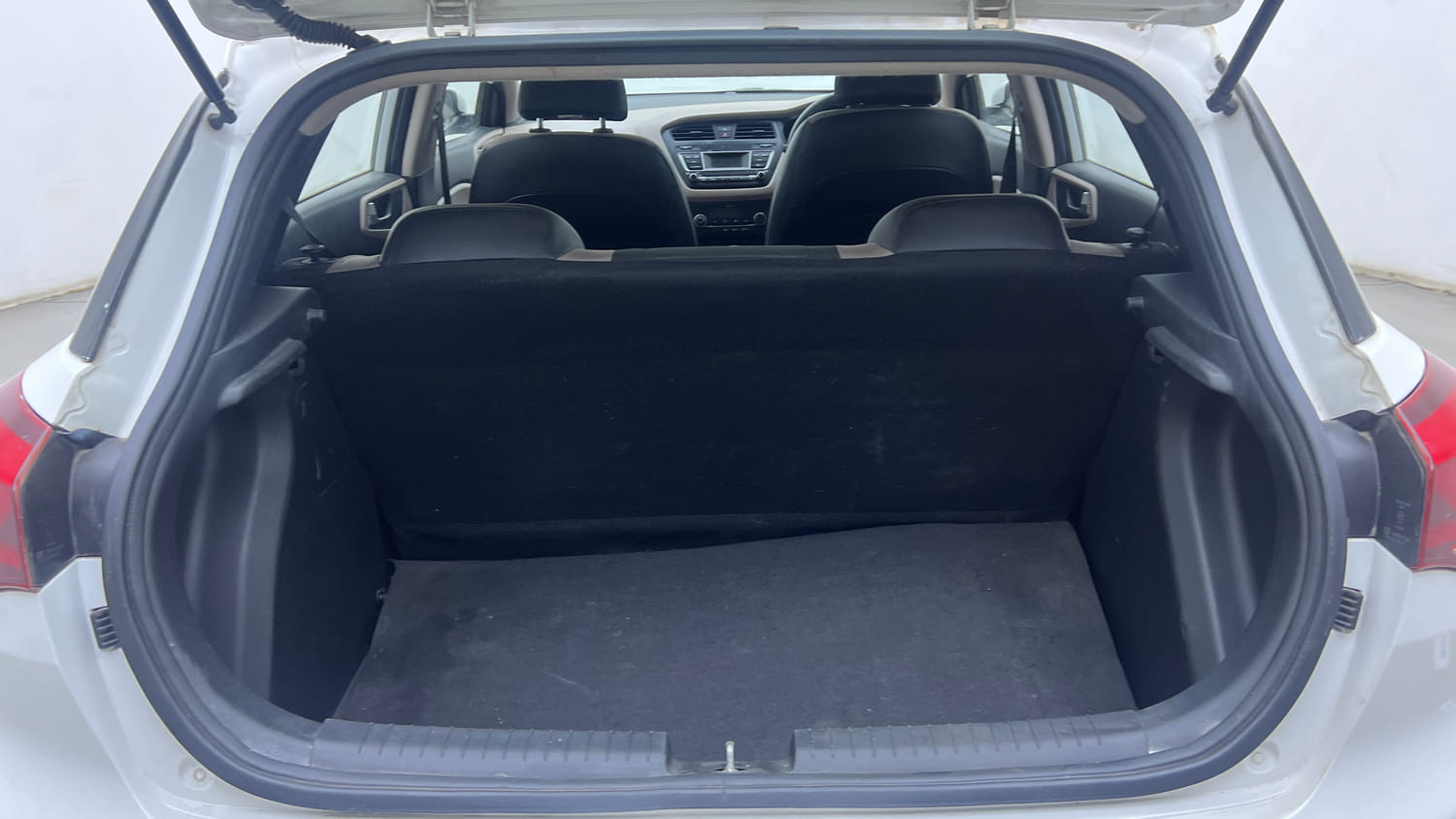 Used 2017 Hyundai Elite i20 Sportz 1.2 Petrol Manual interior DICKY INSIDE VIEW