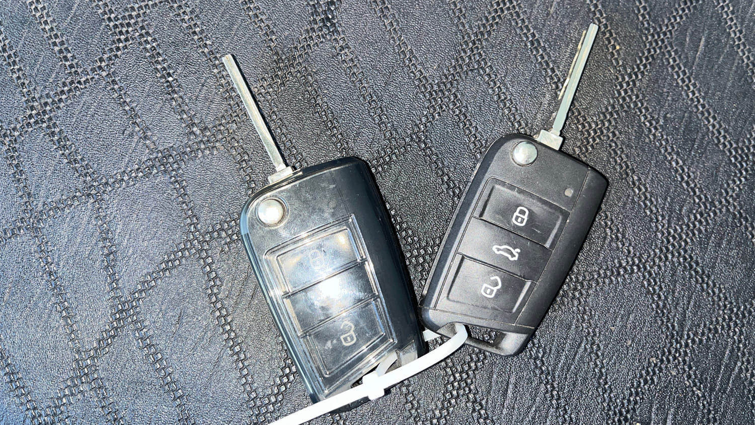 Used 2023 Volkswagen Virtus Topline 1.0 TSI AT Petrol Automatic extra CAR KEY VIEW