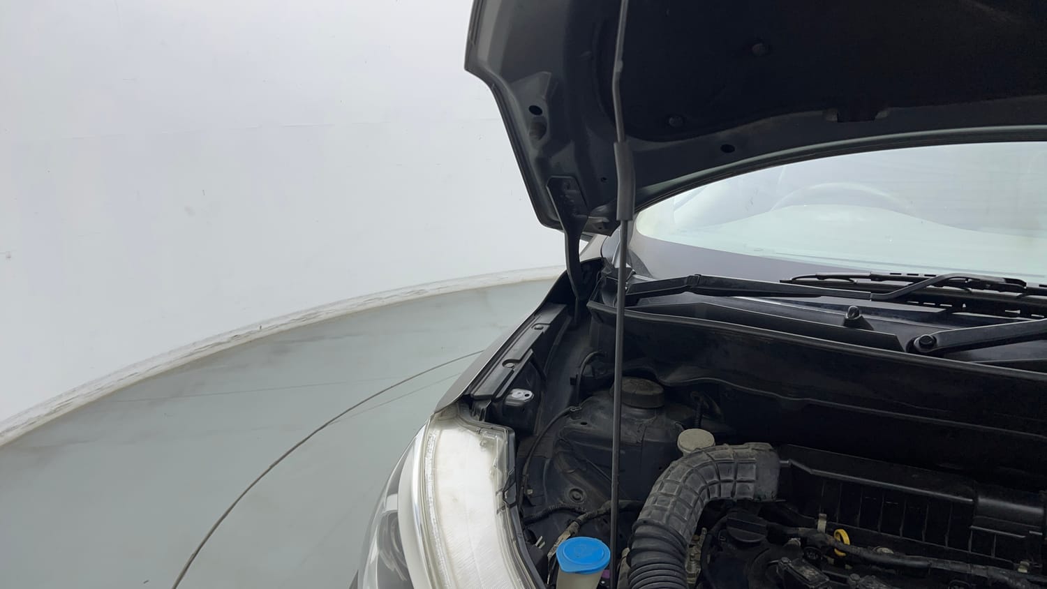 Used 2019 Maruti Suzuki New Ertiga ZXi Plus Petrol Manual engine ENGINE RIGHT SIDE HINGE & APRON VIEW