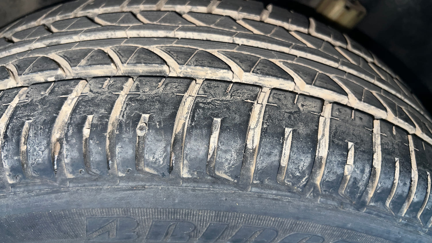 Used 2013 Volkswagen Polo Highline1.2L (P) Petrol Manual tyres LEFT REAR TYRE TREAD VIEW