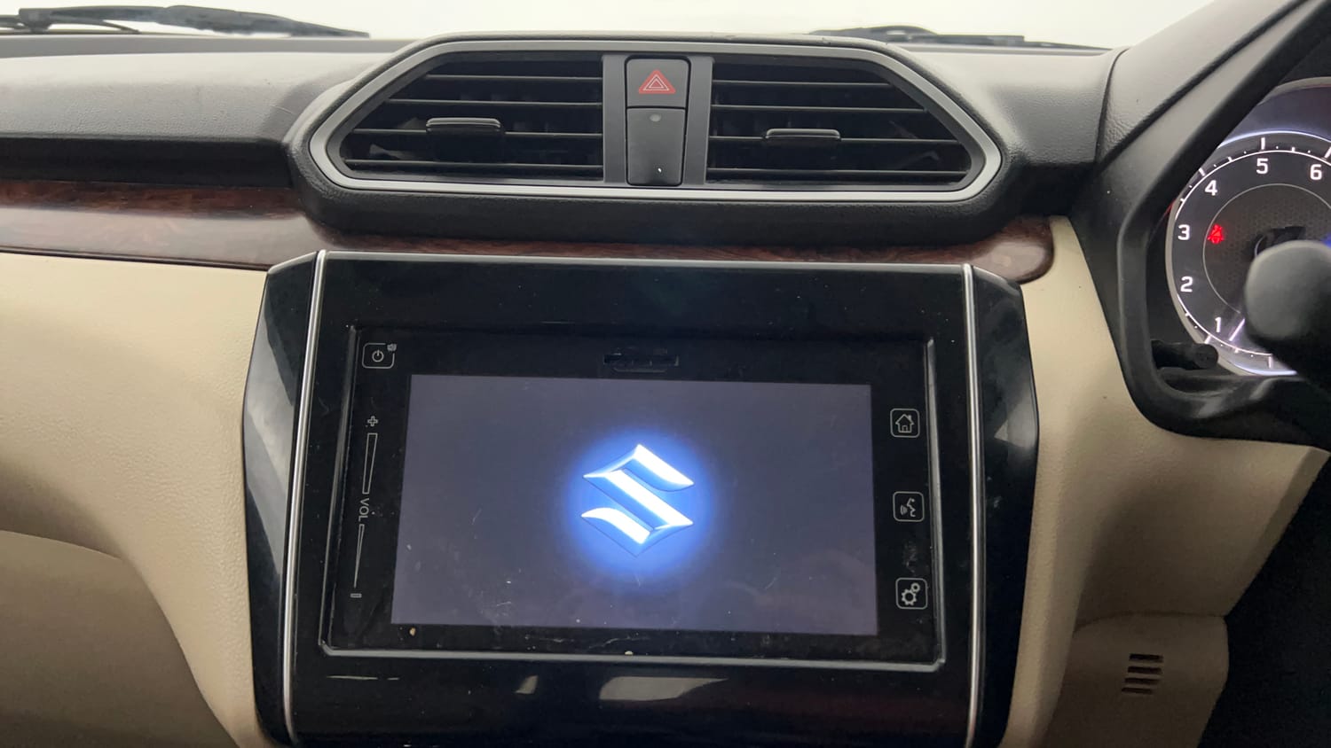Used 2018 Maruti Suzuki Dzire ZXi Plus Petrol Manual top_features Integrated (in-dash) music system