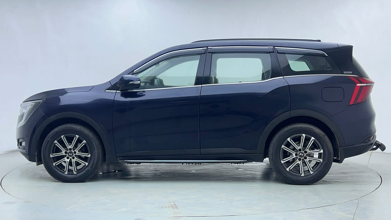 Used 2023 Mahindra XUV700 AX 7 Petrol MT 7 STR Petrol Manual exterior LEFT SIDE VIEW
