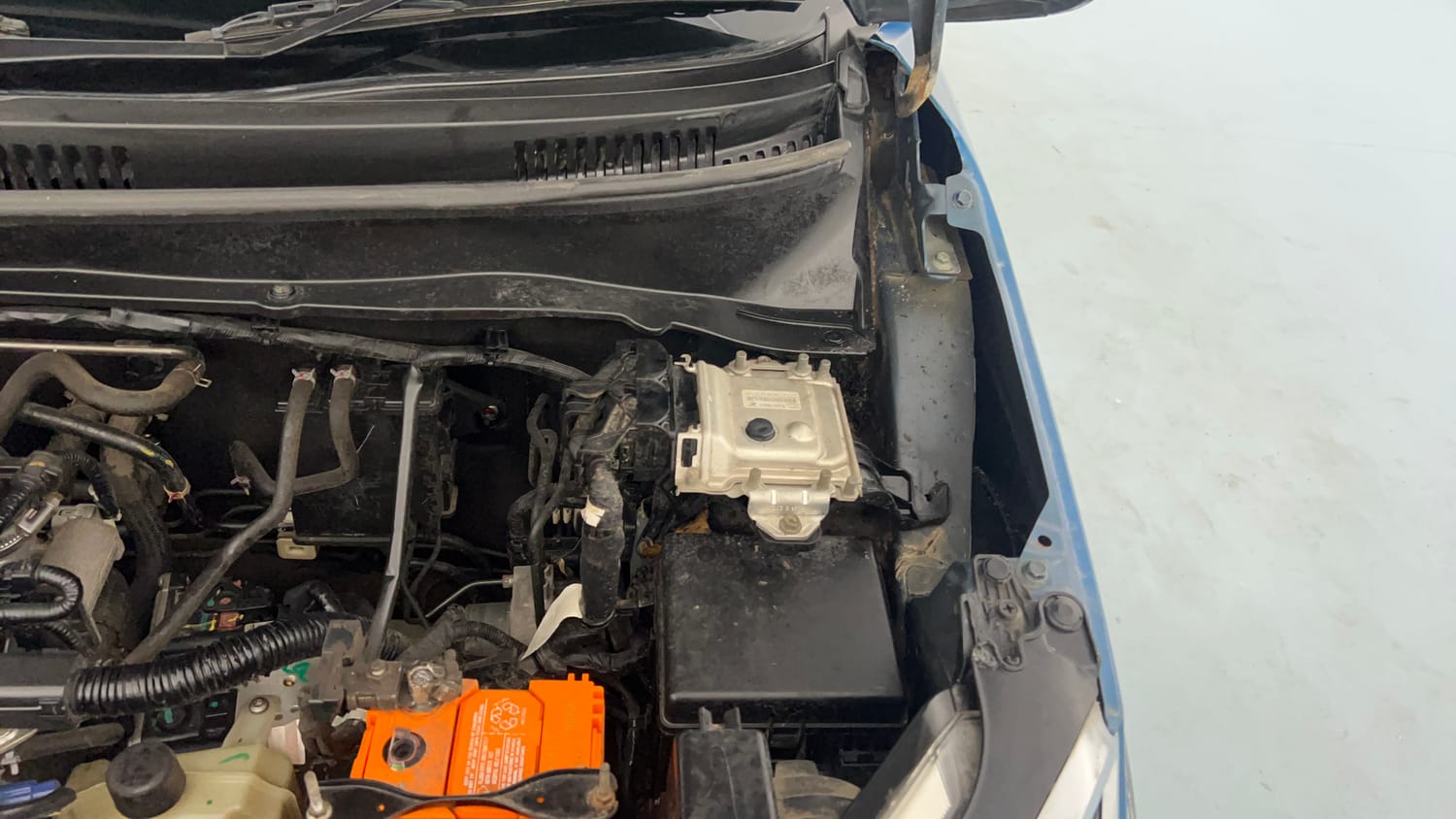 Used 2018 Maruti Suzuki Ignis [2017-2020] Zeta AMT Petrol Dual Tone Petrol Automatic engine ENGINE LEFT SIDE HINGE & APRON VIEW