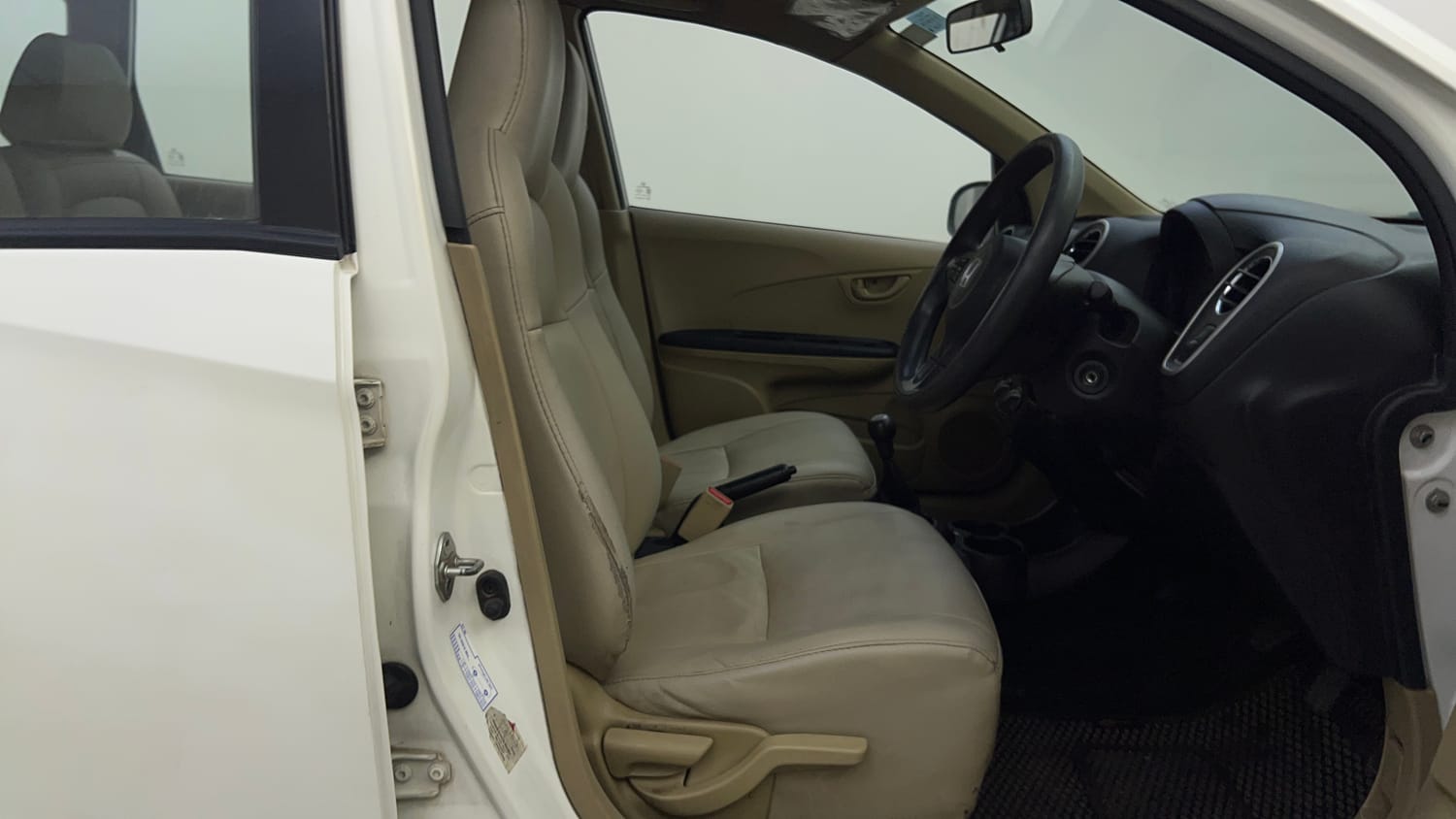Used 2015 Honda Mobilio S Petrol Petrol Manual interior RIGHT SIDE FRONT DOOR CABIN VIEW