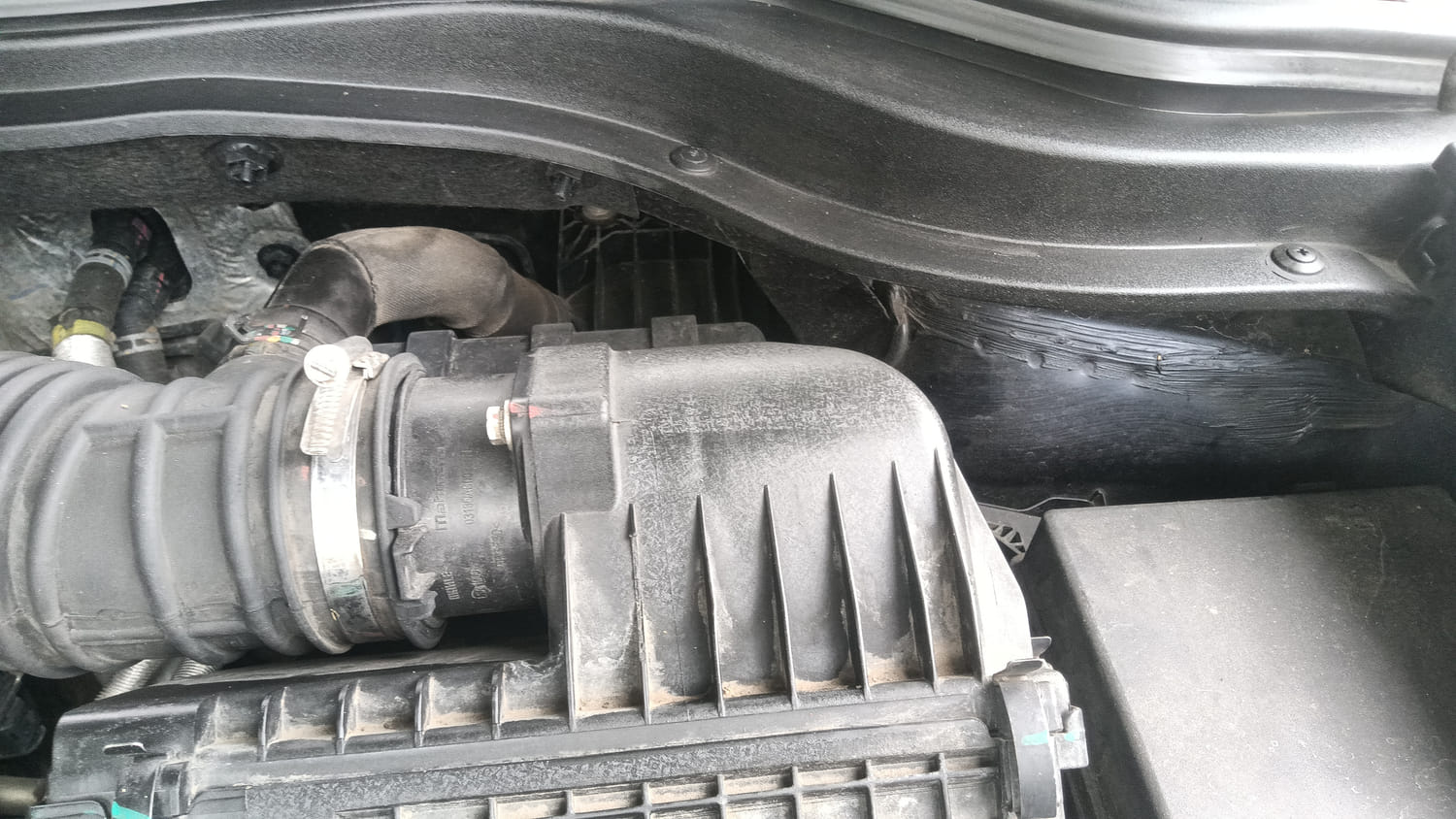 Used 2021 Mahindra XUV700 AX 7 Petrol AT Luxury Pack 7 STR Petrol Automatic engine ENGINE LEFT SIDE HINGE & APRON VIEW