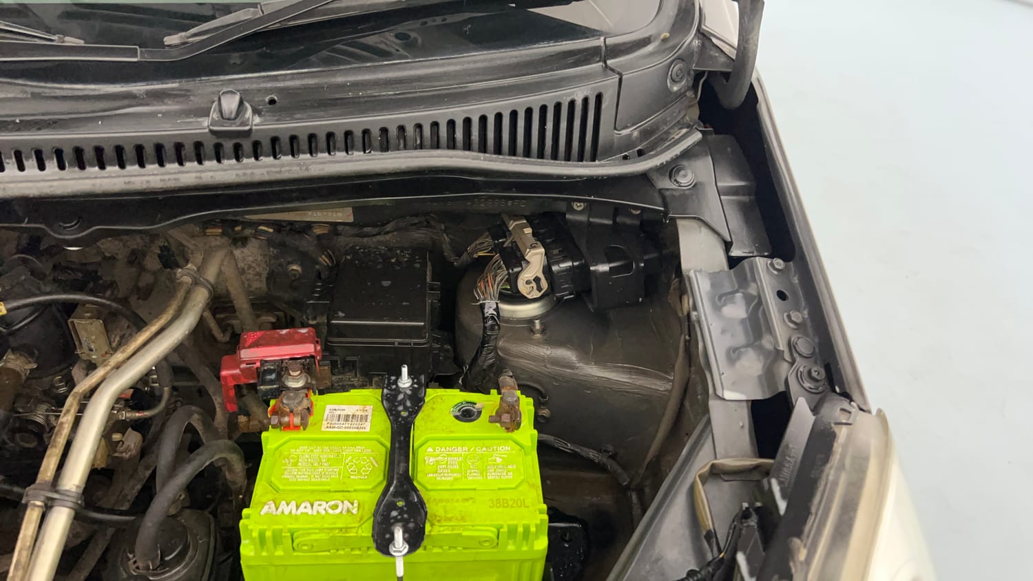 Used 2012 Maruti Suzuki Wagon R 1.0 VXi Petrol Manual engine ENGINE LEFT SIDE HINGE & APRON VIEW