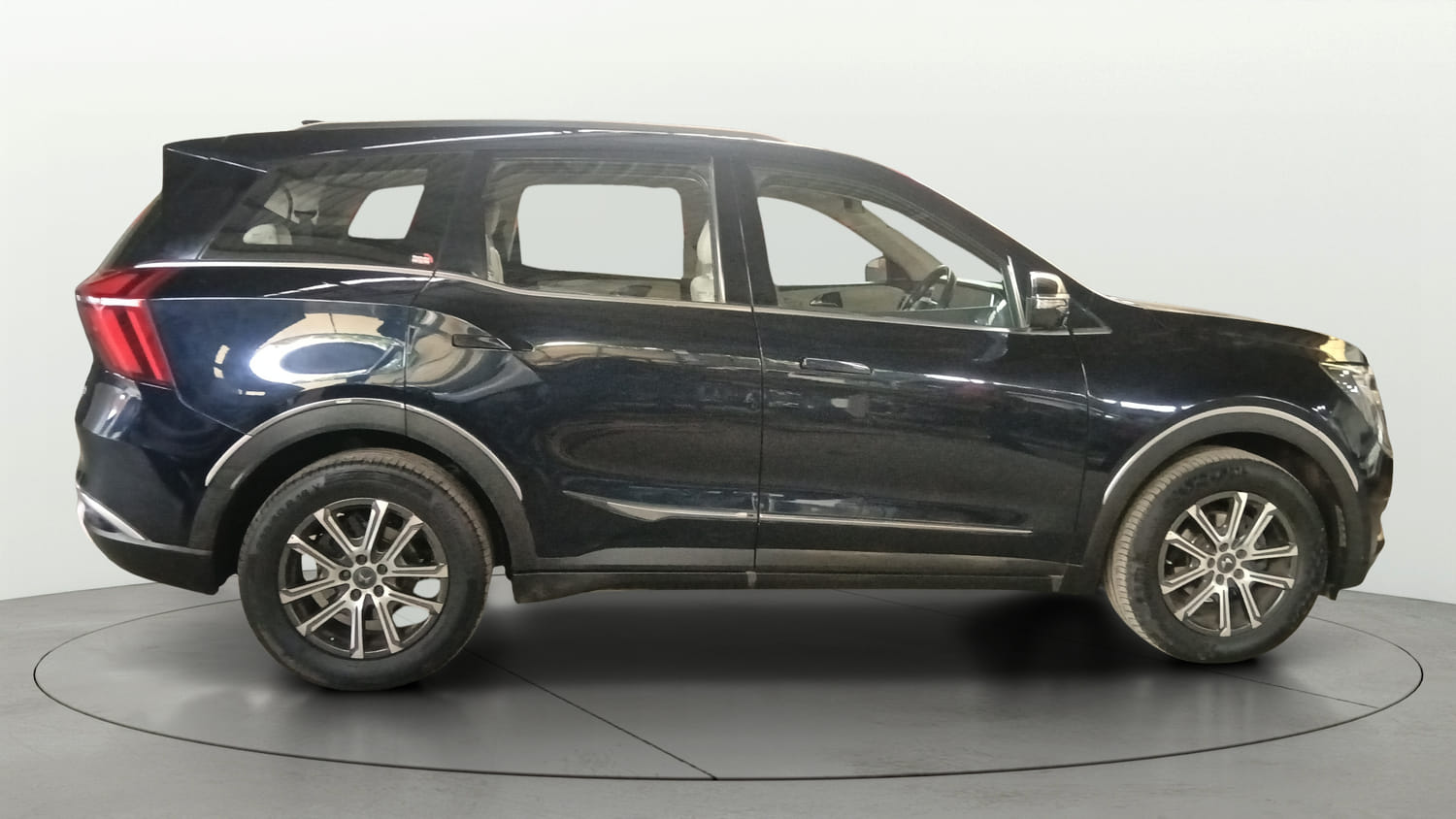 Used 2021 Mahindra XUV700 AX 7 Petrol AT Luxury Pack 7 STR Petrol Automatic exterior RIGHT SIDE VIEW
