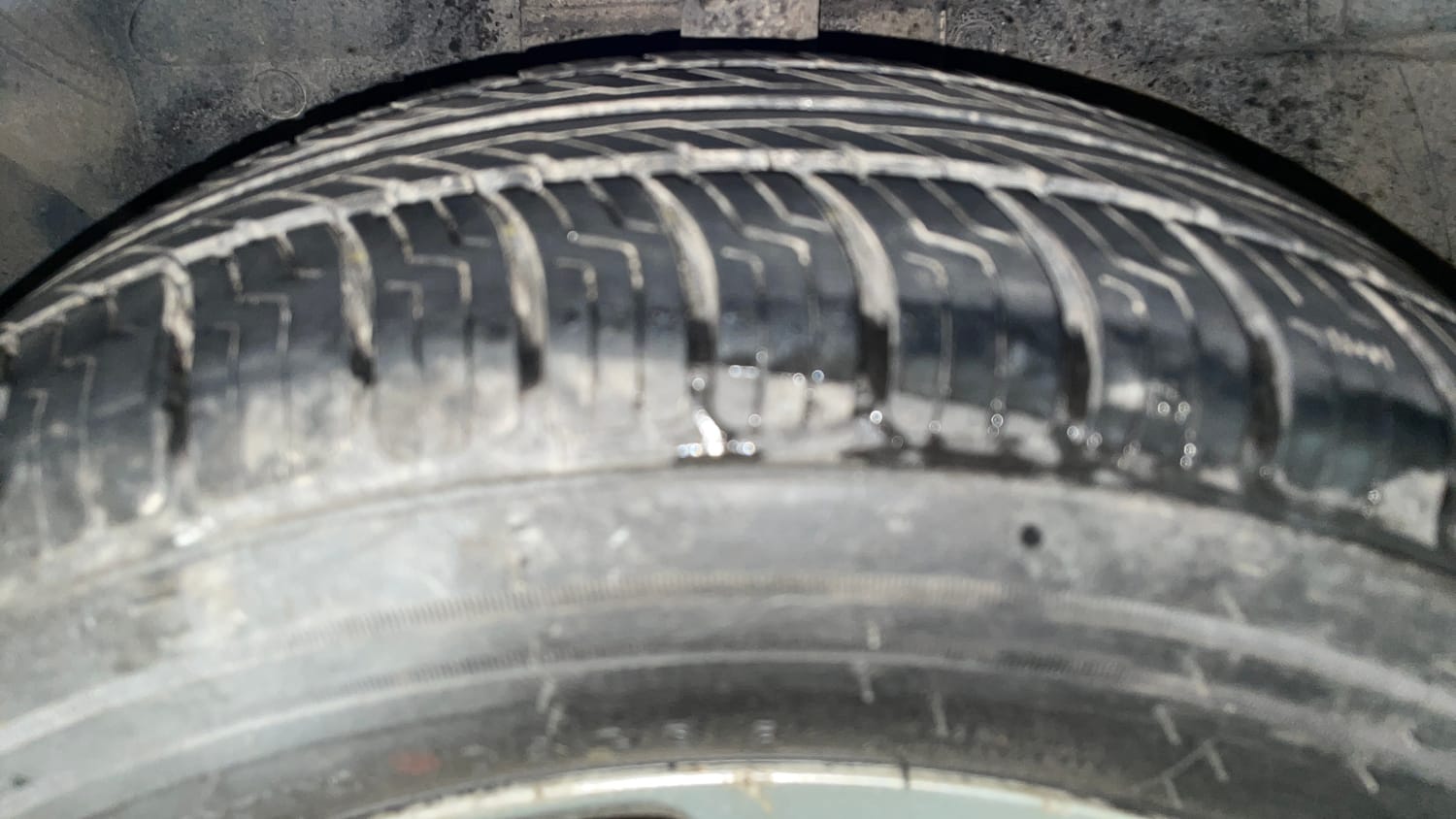 Used 2017 Ford Figo Titanium 1.2 Ti-VCT Petrol Manual tyres LEFT FRONT TYRE TREAD VIEW