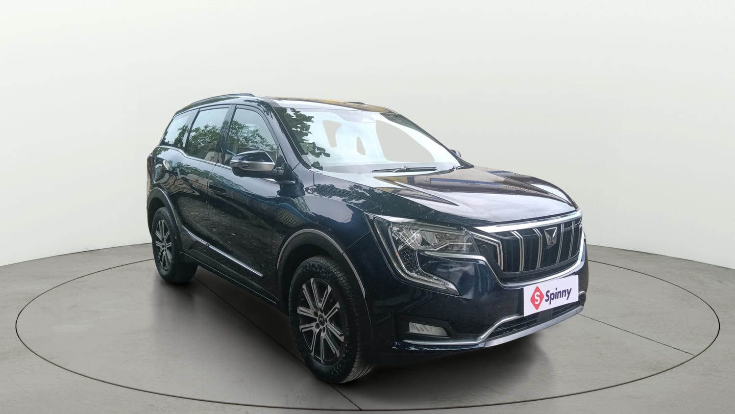 Used 2021 Mahindra XUV700 AX 7 Petrol AT Luxury Pack 7 STR Petrol Automatic exterior RIGHT FRONT CORNER VIEW