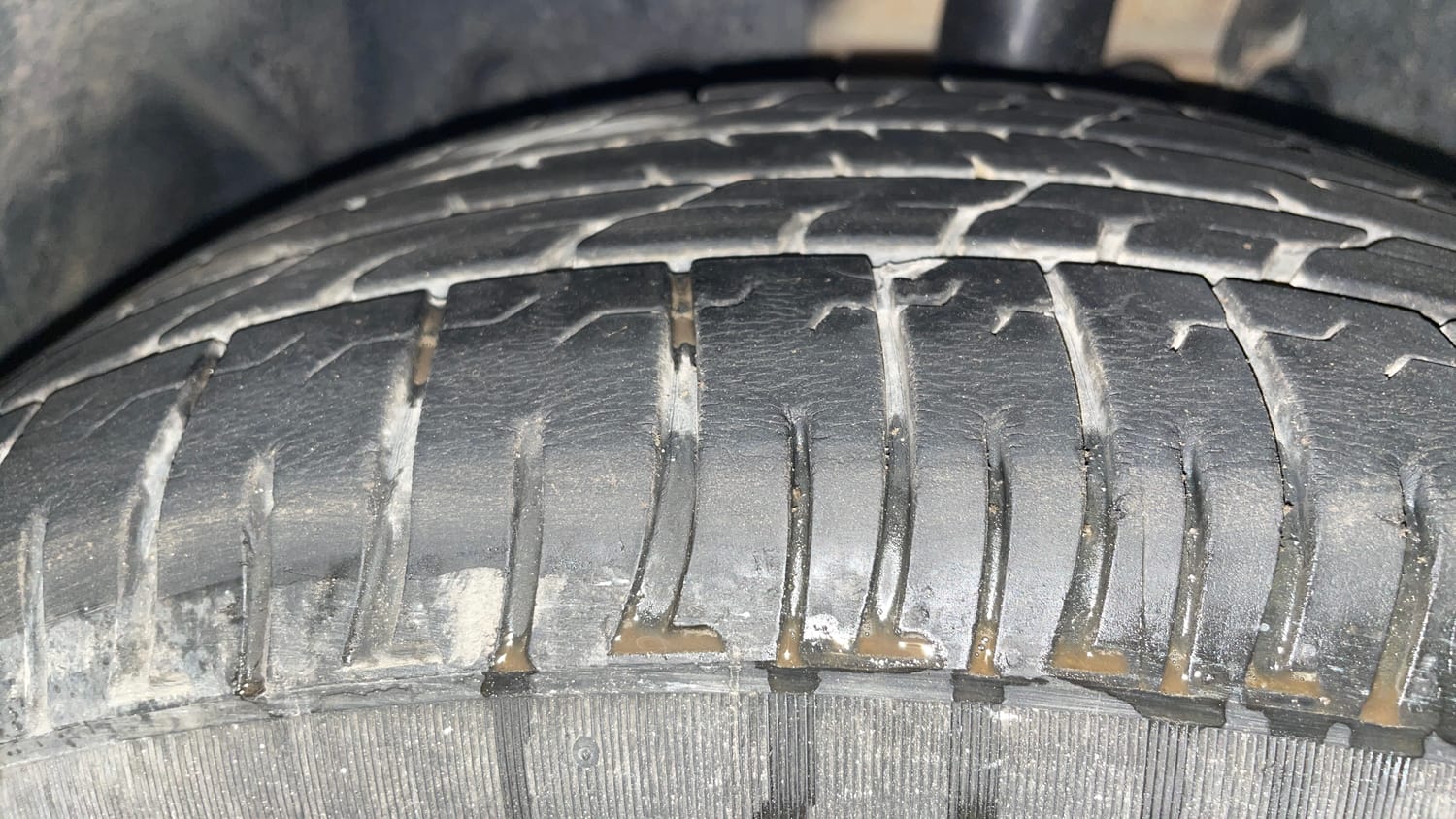 Used 2015 Ford EcoSport Titanium 1.5L Ti-VCT AT Petrol Automatic tyres LEFT FRONT TYRE TREAD VIEW
