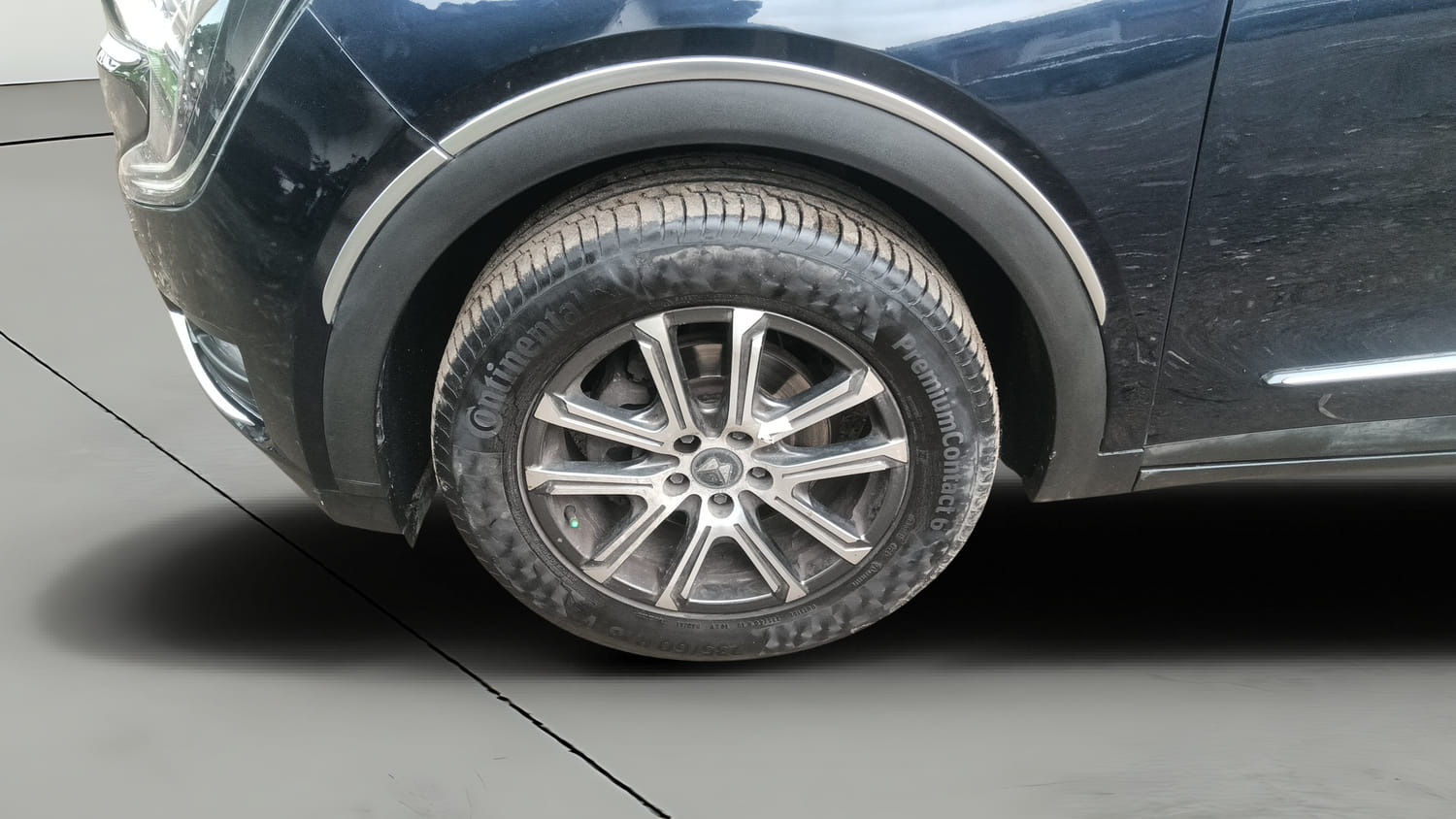 Used 2021 Mahindra XUV700 AX 7 Petrol AT Luxury Pack 7 STR Petrol Automatic tyres LEFT FRONT TYRE RIM VIEW