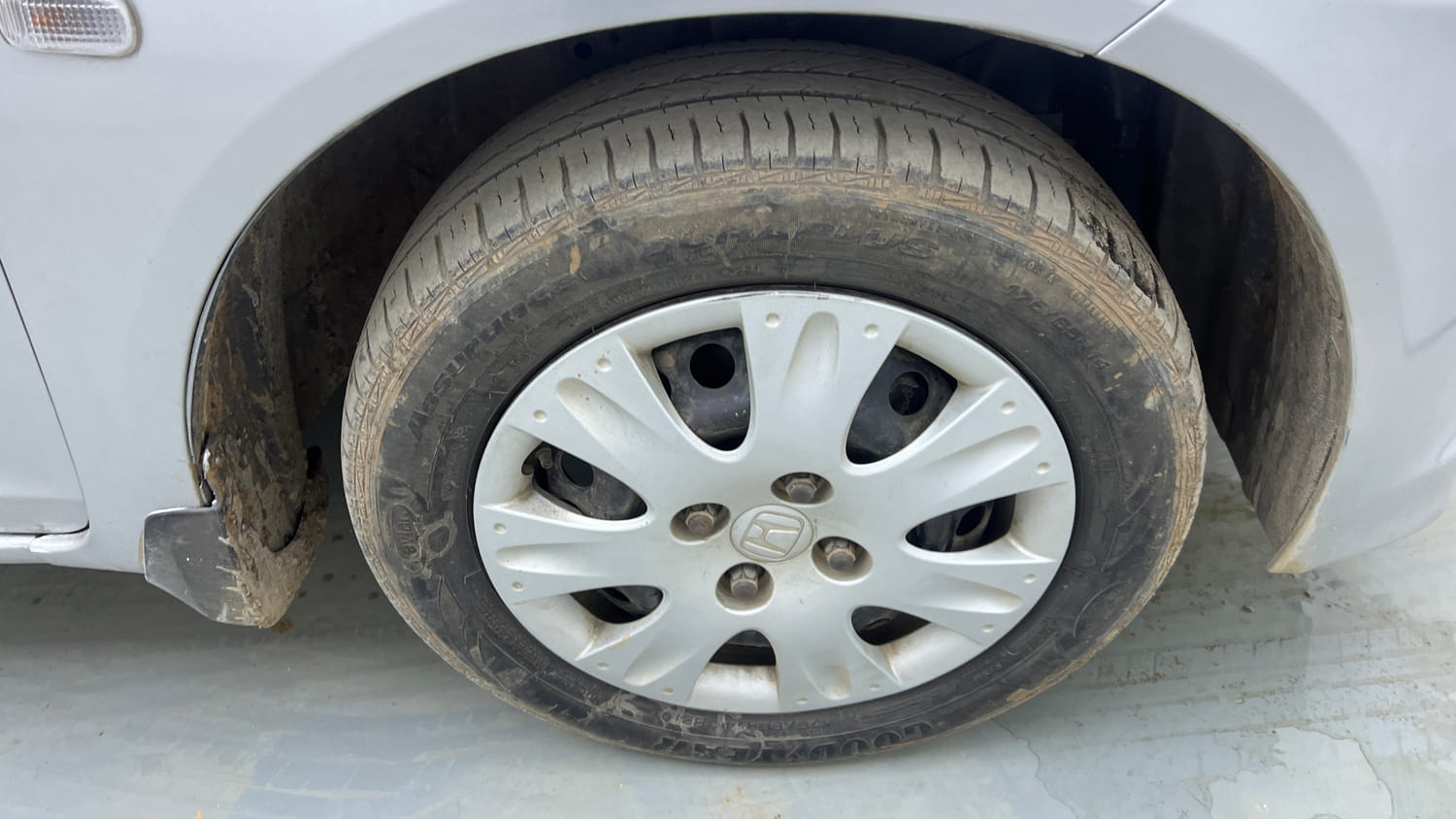 Used 2015 Honda Brio S MT Petrol Manual tyres RIGHT FRONT TYRE RIM VIEW