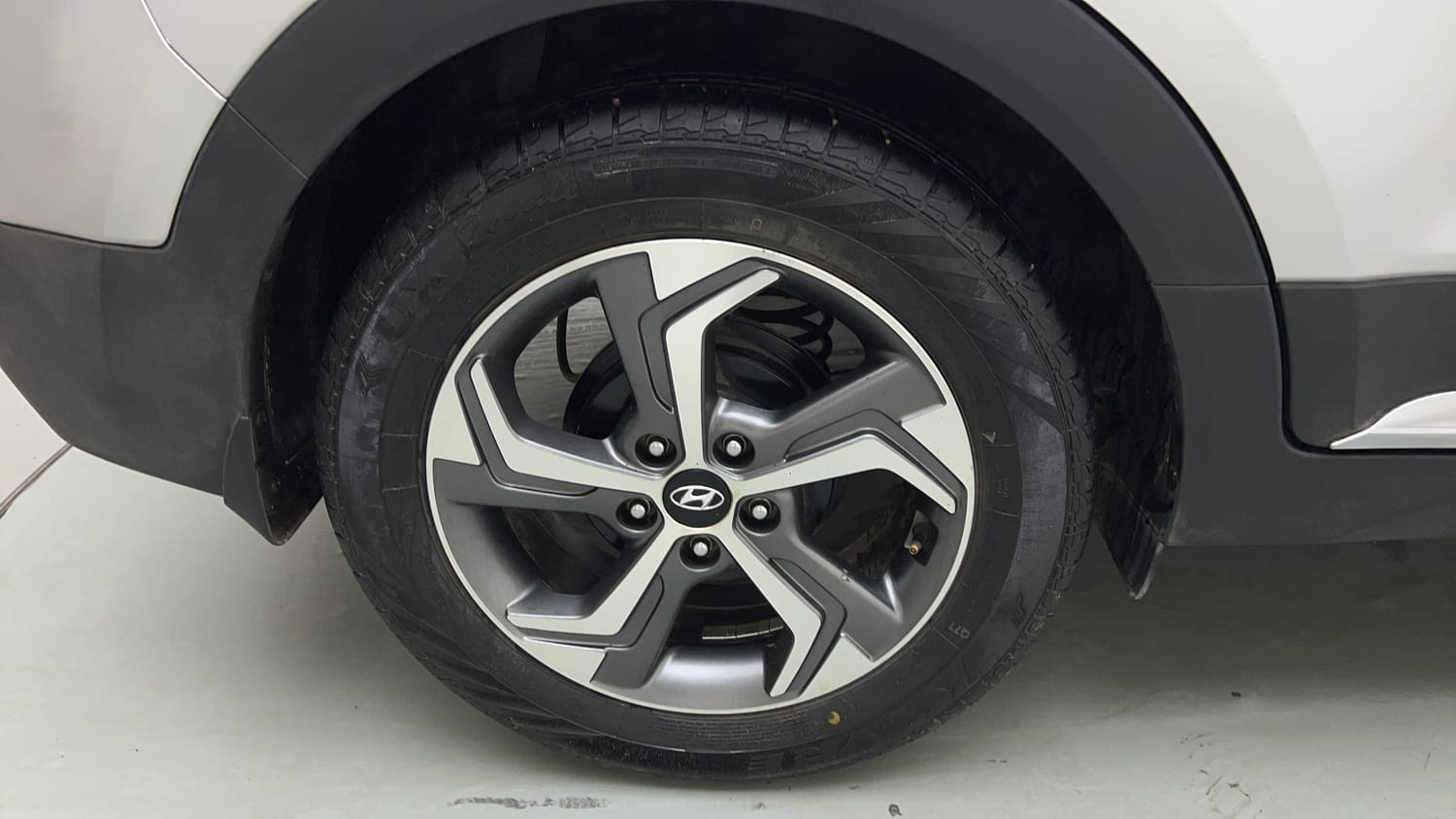 Used 2018 Hyundai Creta SX 1.6 AT CRDi Diesel Automatic tyres RIGHT REAR TYRE RIM VIEW