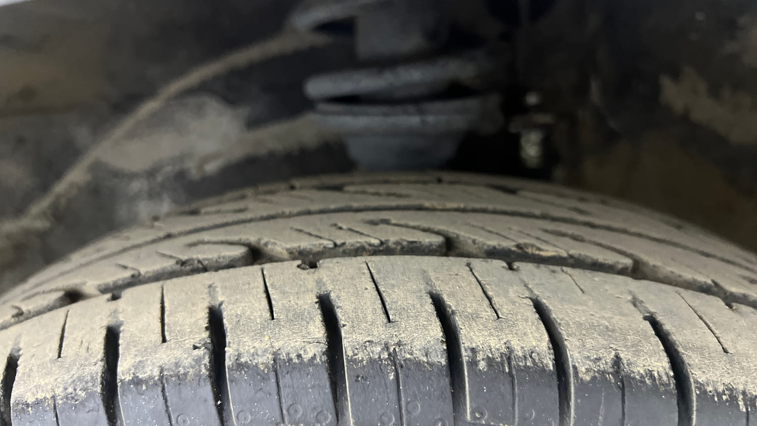 Used 2014 Maruti Suzuki Alto 800 Lxi Petrol Manual tyres LEFT FRONT TYRE TREAD VIEW