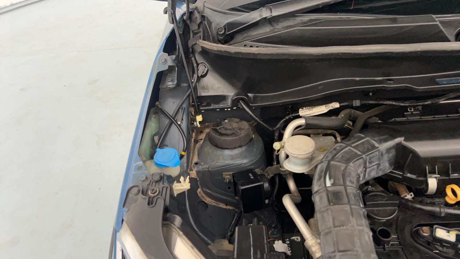 Used 2018 Maruti Suzuki Ignis [2017-2020] Zeta AMT Petrol Dual Tone Petrol Automatic engine ENGINE RIGHT SIDE HINGE & APRON VIEW