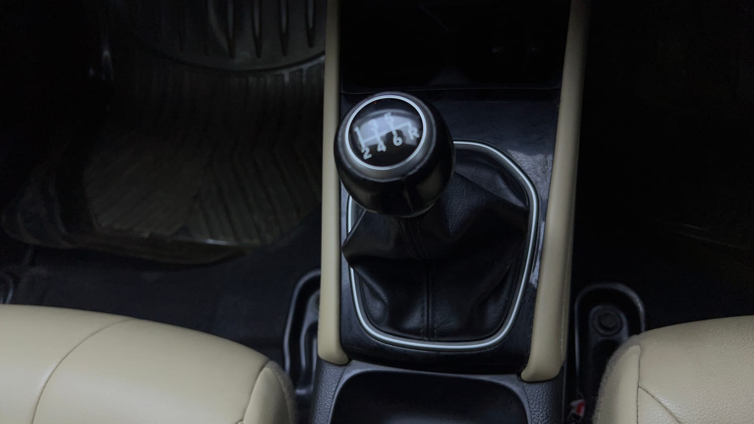 Used 2023 Honda City ZX Petrol MT Petrol Manual interior GEAR  KNOB VIEW