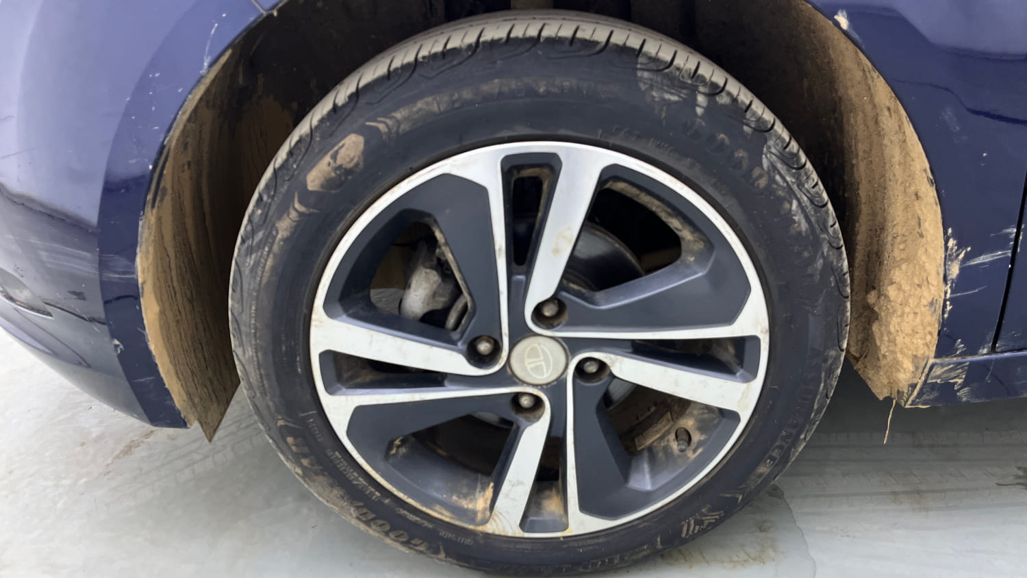 Used 2022 Tata Altroz XZA Petrol Petrol Automatic tyres LEFT FRONT TYRE RIM VIEW