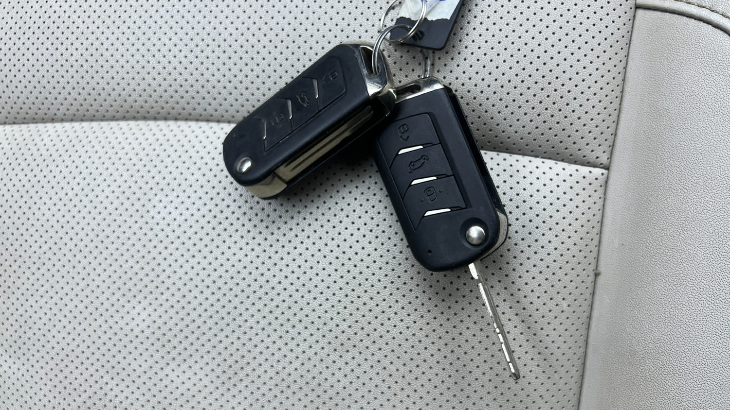 Used 2023 Mahindra XUV700 AX 7 Petrol MT 7 STR Petrol Manual extra CAR KEY VIEW