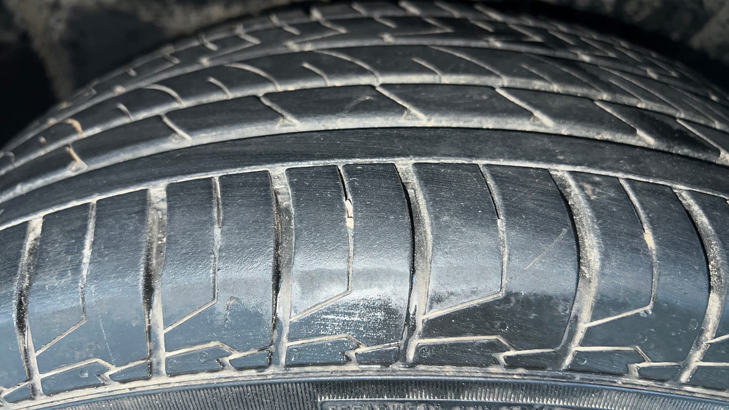 Used 2021 Jeep Compass Longitude (O) 1.4 Petrol DCT Petrol Automatic tyres LEFT FRONT TYRE TREAD VIEW