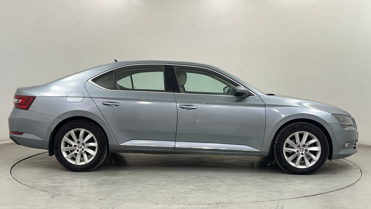 Used 2019 Skoda Superb L&K TDI AT Diesel Automatic exterior RIGHT SIDE VIEW