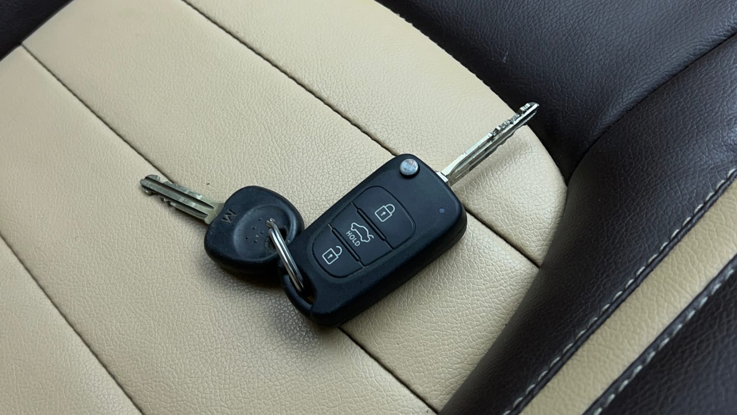 Used 2014 Hyundai i10 Sportz 1.1 iRDE2 Petrol Manual extra CAR KEY VIEW
