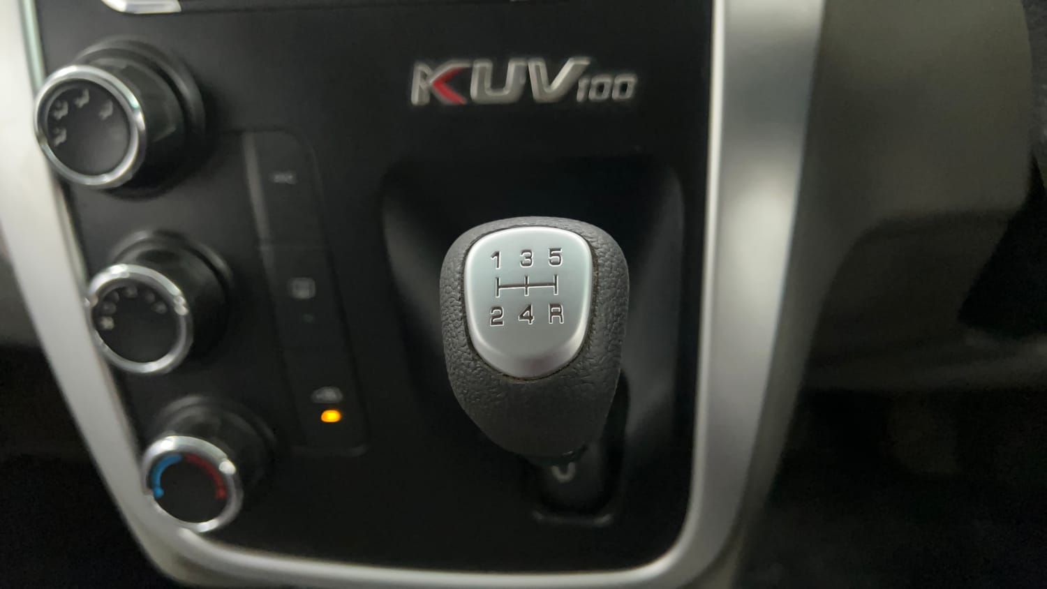 Used 2016 Mahindra KUV100 K6 6 STR Petrol Manual interior GEAR  KNOB VIEW