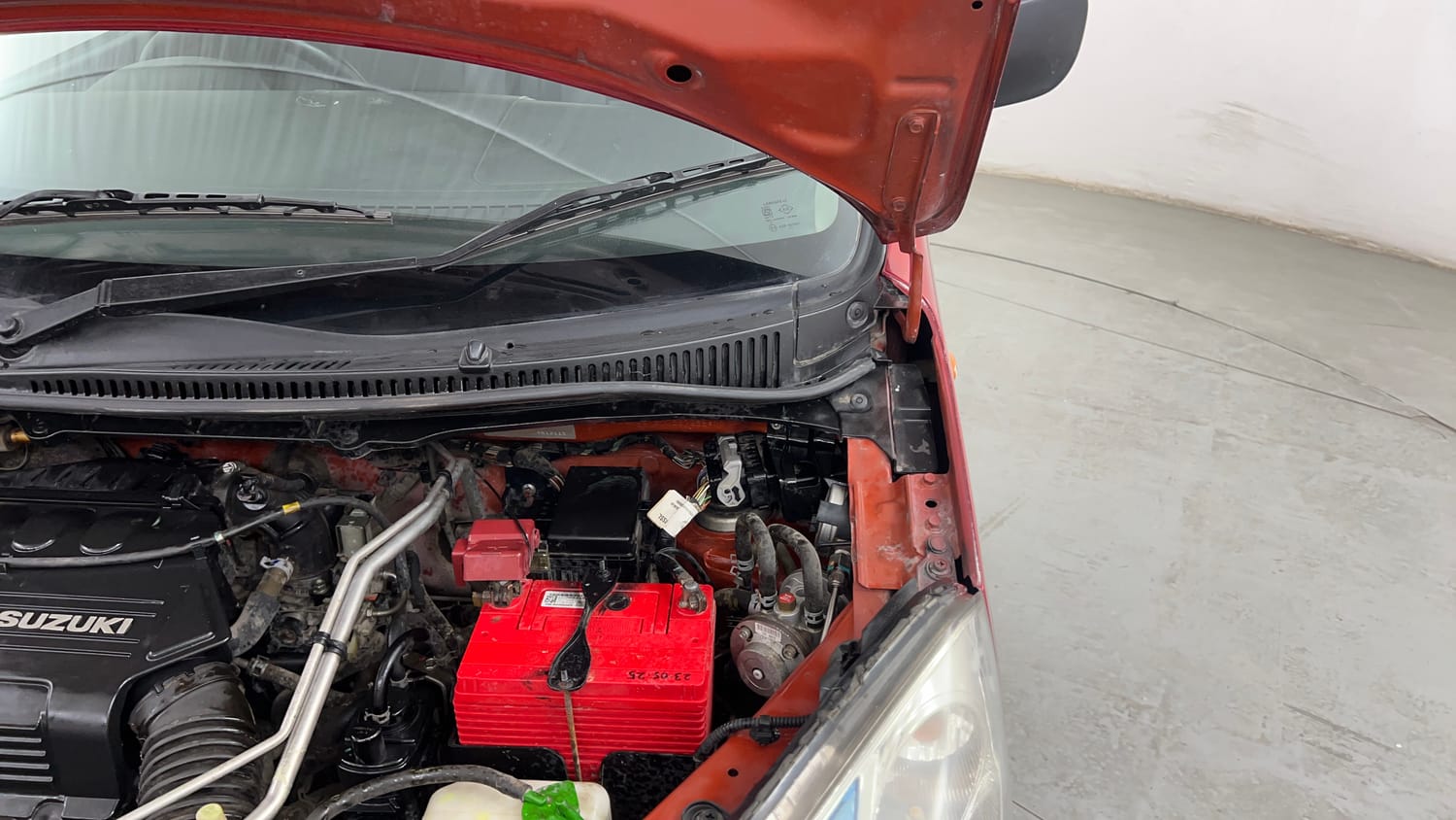 Used 2014 Maruti Suzuki Wagon R LXI CNG Cng Manual engine ENGINE LEFT SIDE HINGE & APRON VIEW