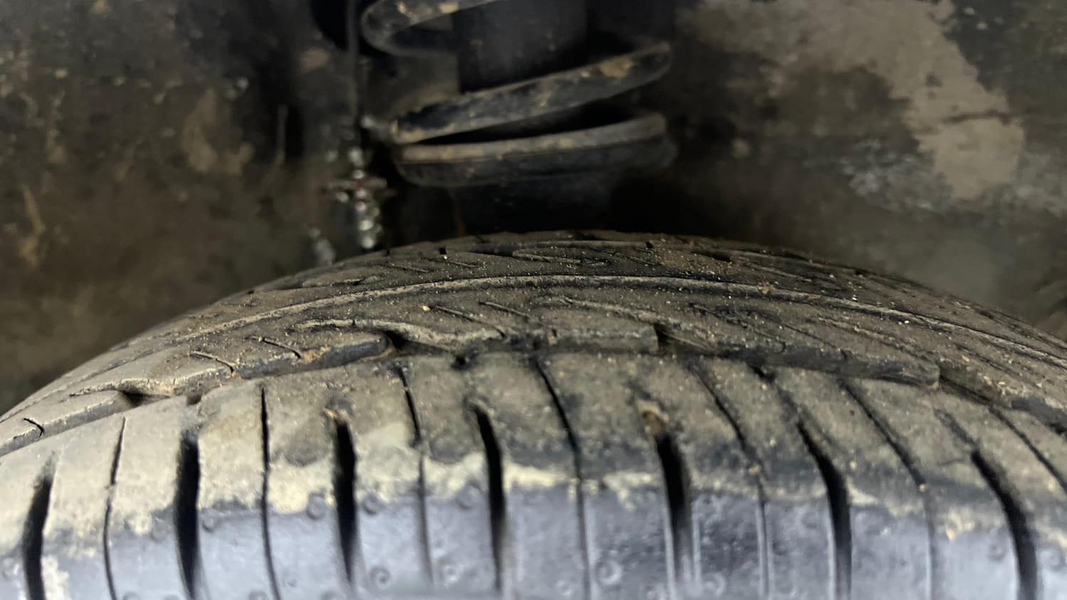 Used 2014 Maruti Suzuki Alto 800 Lxi Petrol Manual tyres RIGHT FRONT TYRE TREAD VIEW