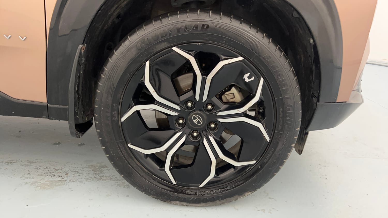Used 2024 Tata Curvv Accomplished Plus A 1.5 Kryojet Diesel 6MT Diesel Manual tyres RIGHT FRONT TYRE RIM VIEW