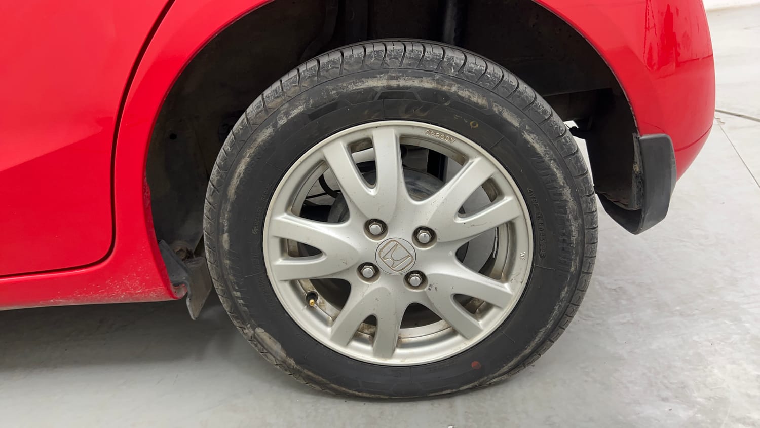 Used 2015 Honda Brio VX AT Petrol Automatic tyres LEFT REAR TYRE RIM VIEW