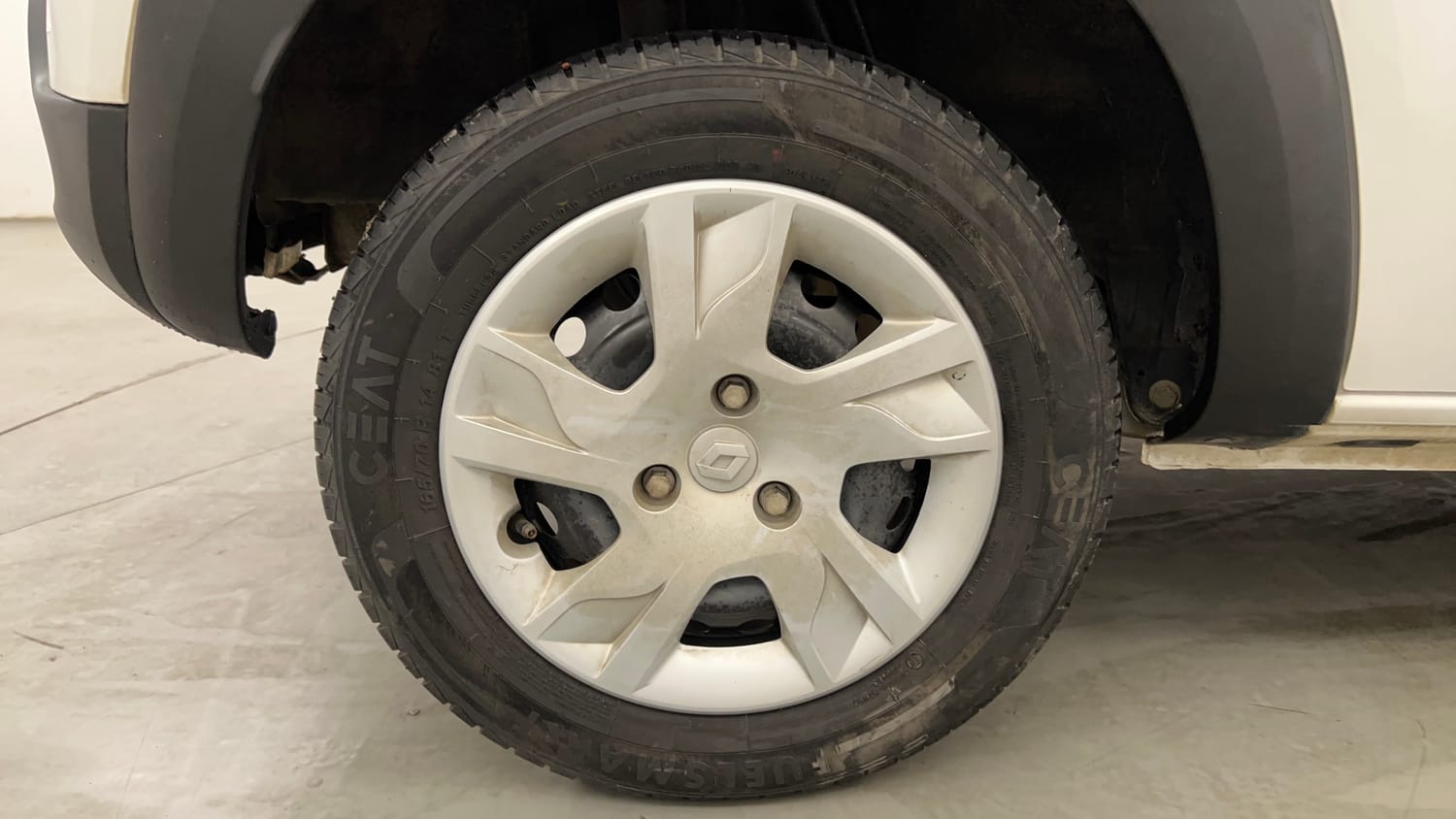 Used 2024 Renault Kwid RXT 1.0 Petrol Manual tyres RIGHT REAR TYRE RIM VIEW
