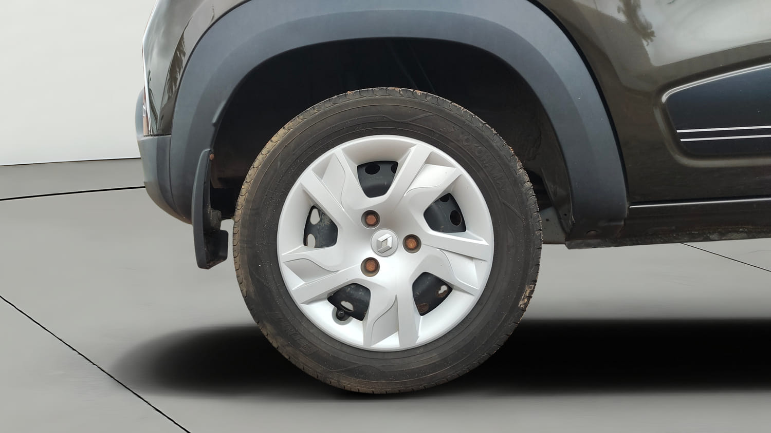 Used 2022 Renault Kwid RXT 1.0 AMT Petrol Automatic tyres RIGHT REAR TYRE RIM VIEW