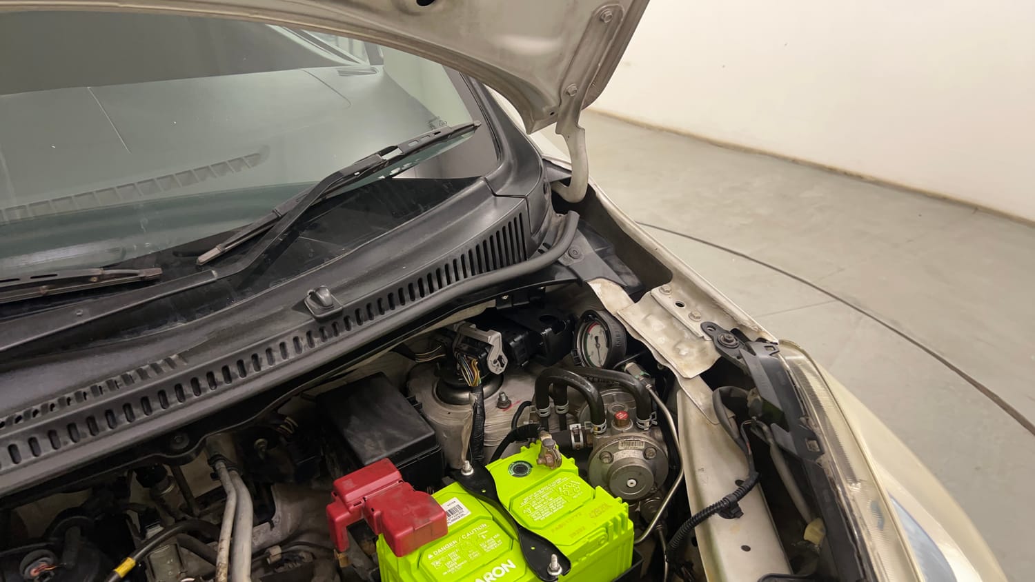 Used 2012 Maruti Suzuki Wagon R 1.0 LXi CNG Cng Manual engine ENGINE LEFT SIDE HINGE & APRON VIEW