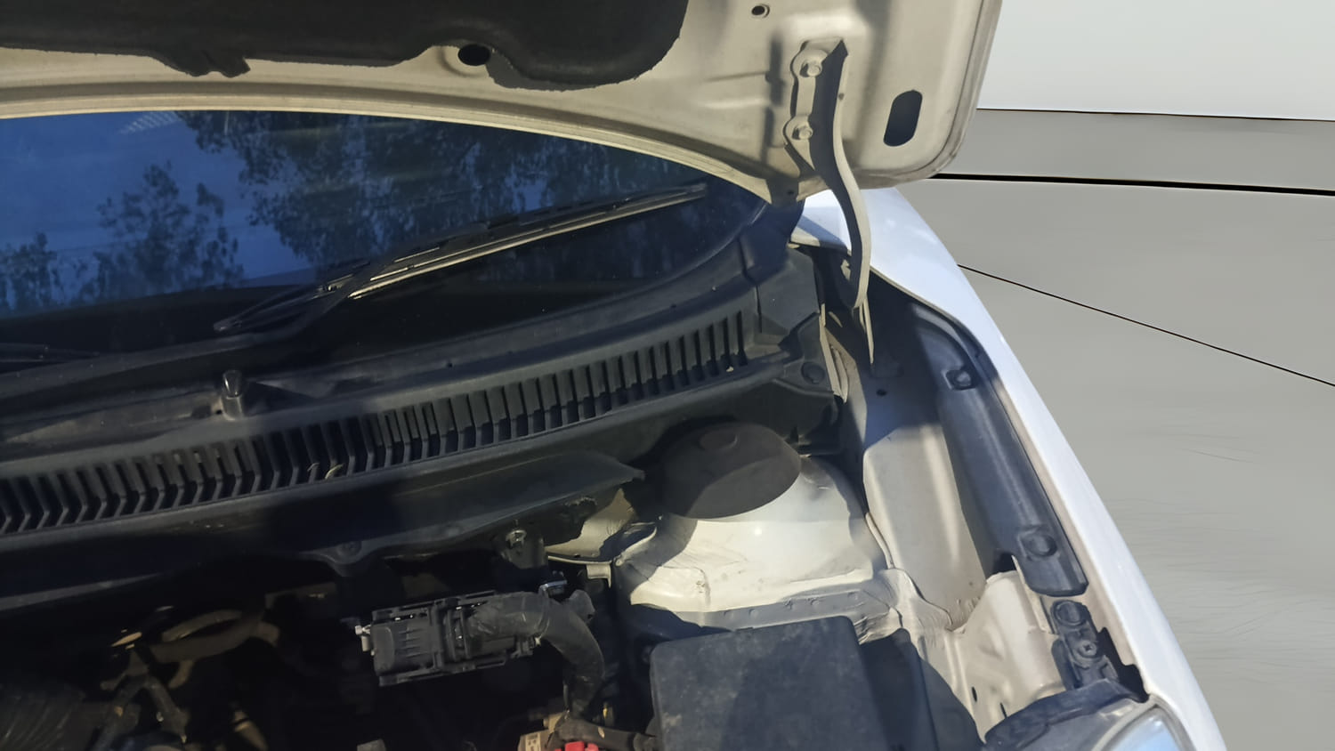 Used 2018 Maruti Suzuki Baleno Zeta 1.2 Petrol Manual engine ENGINE LEFT SIDE HINGE & APRON VIEW